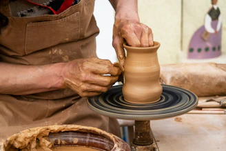 Artesano tallando en barro una vasija 
