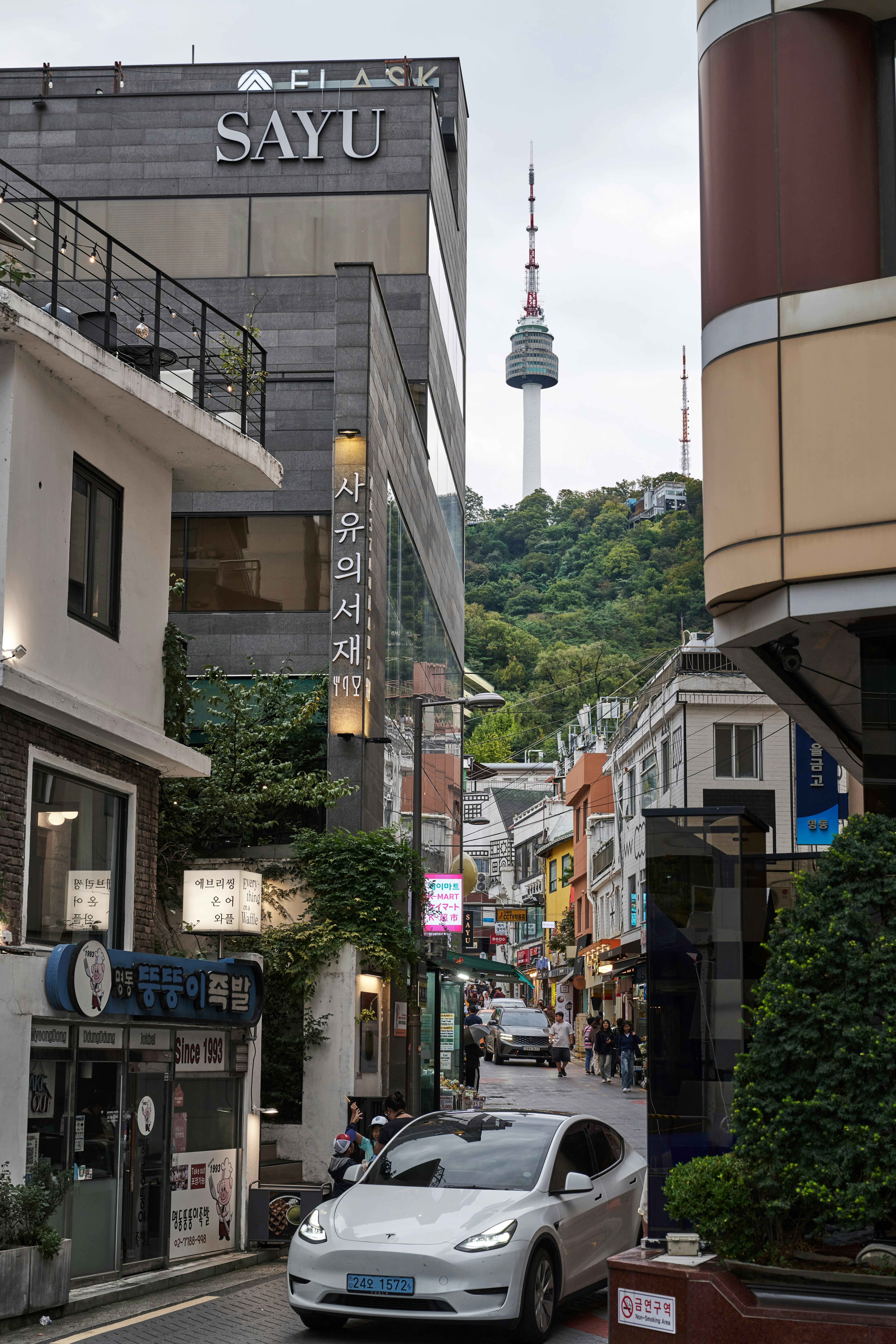 Mid-Range Tier (70,000-120,000 KRW / $52-89 USD per person)