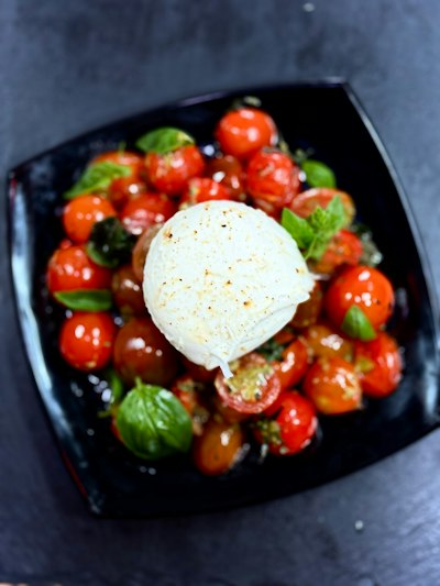Burrata di Puglia avec tomates cerises et basilic frais