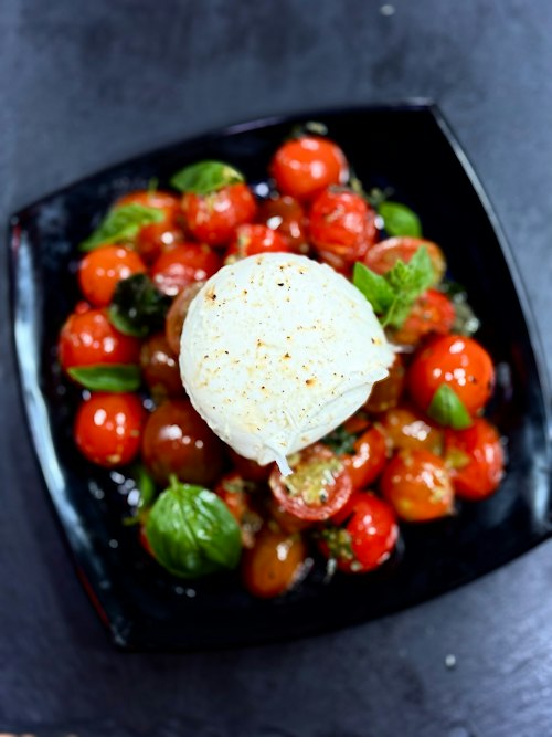 Burrata fraîche avec tomates cerises et basilic