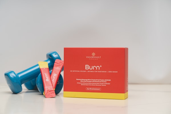 Manubri con accessori fitness su fondo scuro