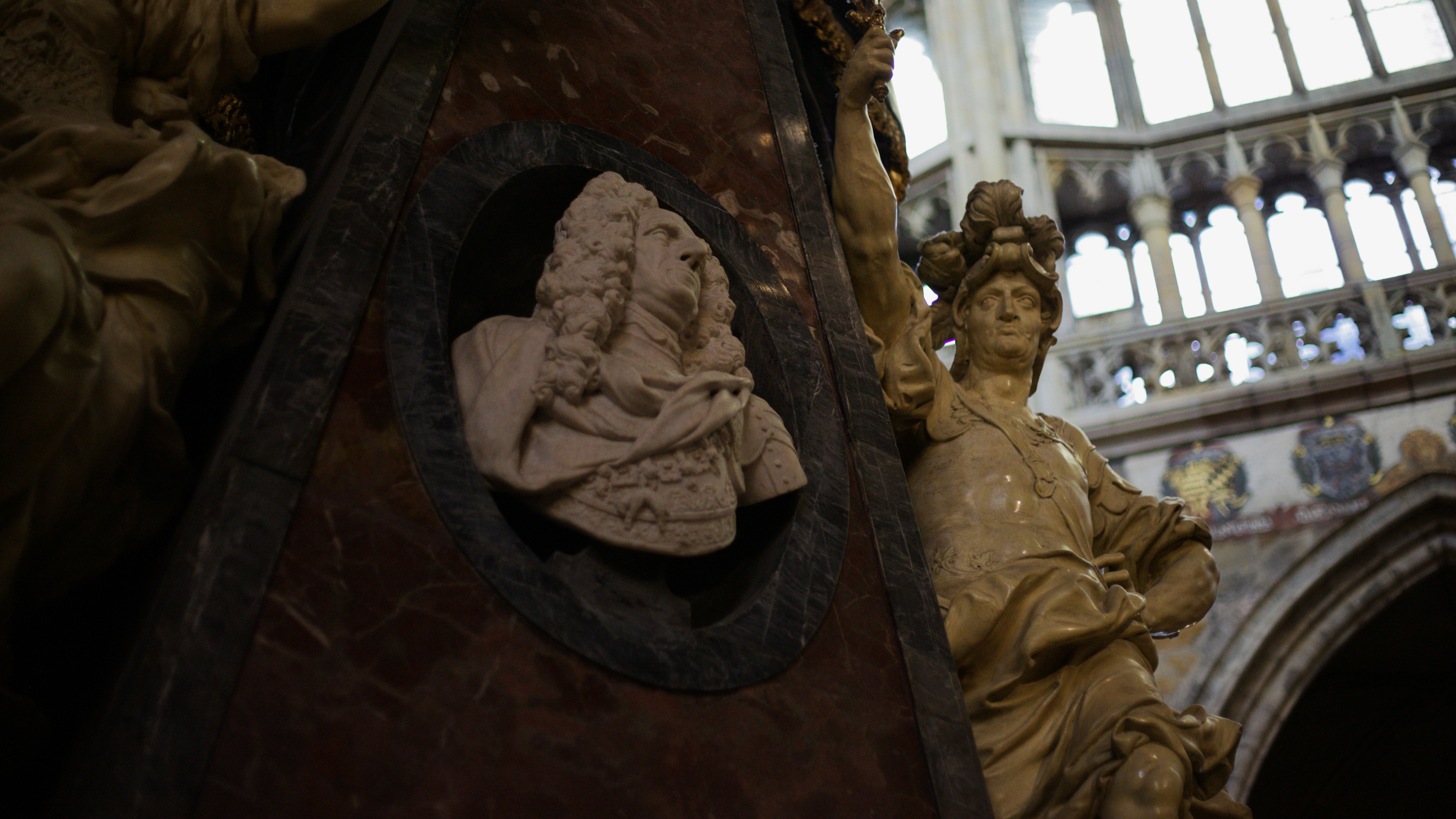 Stone bust of a man in a wig on monument