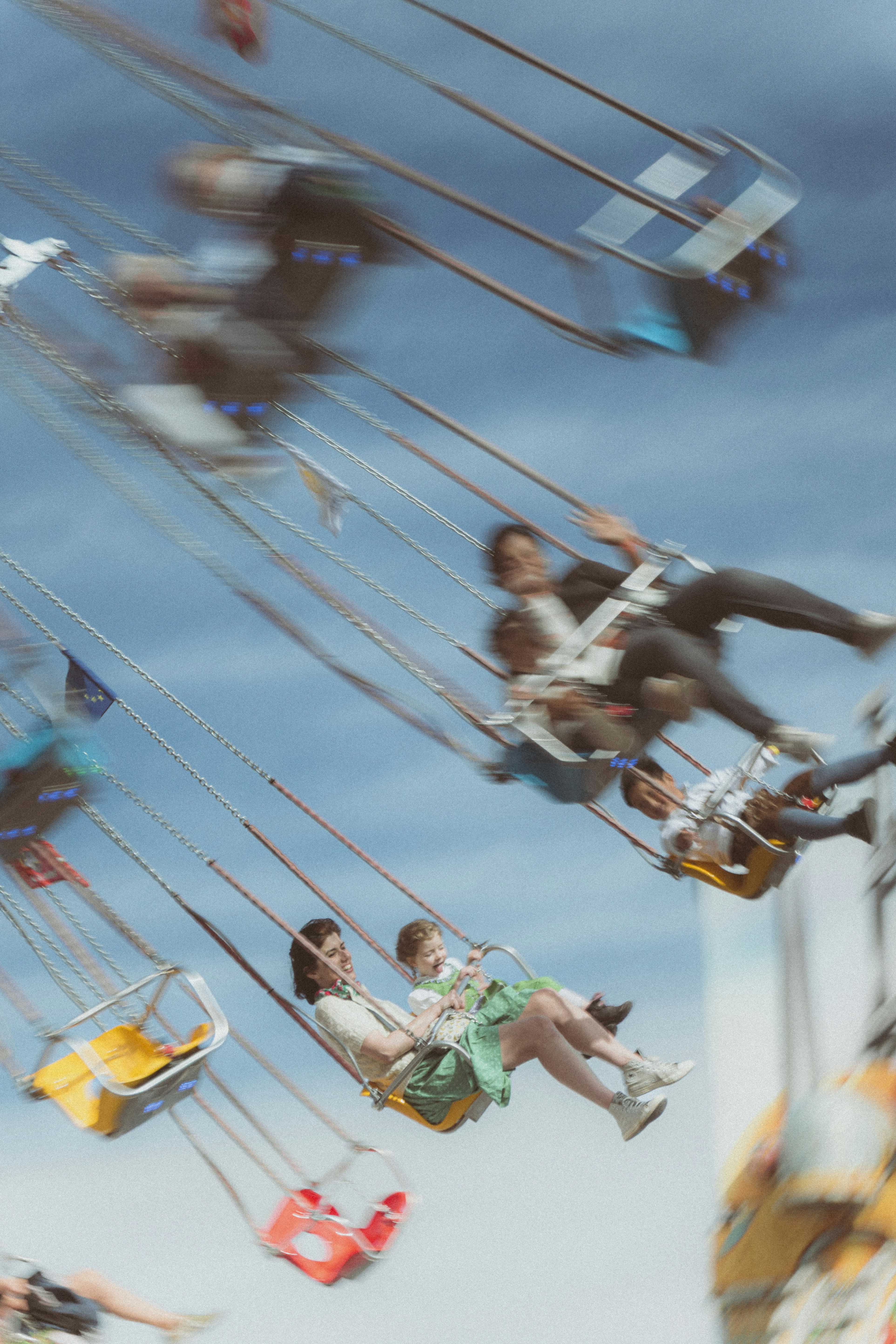 Persone su un'altalena di carnevale in movimento