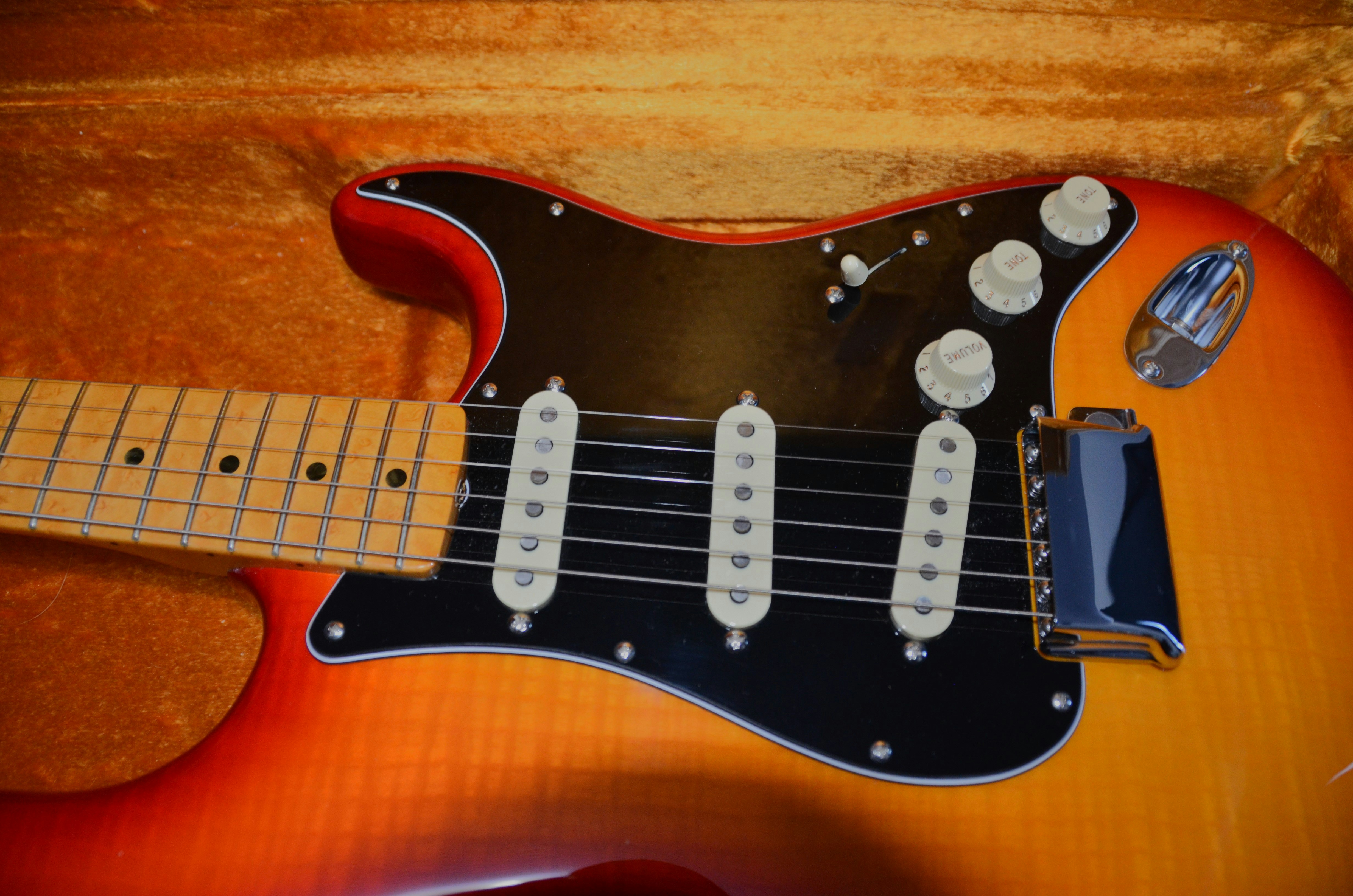 Nahaufnahme einer E-Gitarre mit Sonnenschliff