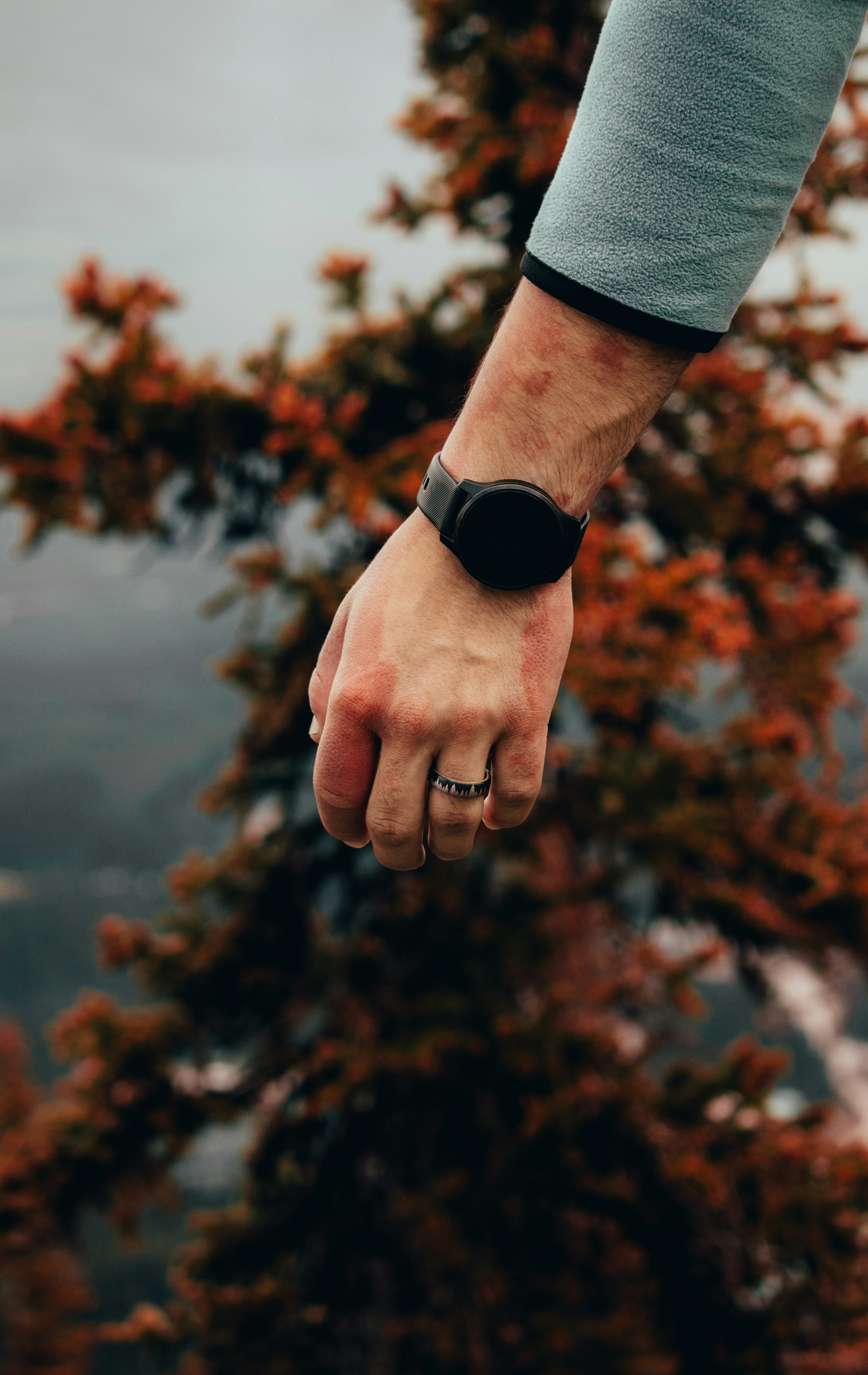 wedding rings close-up, ilustrasi artikel Capture Every Moment: Your Essential Wedding Shot List Guide 4