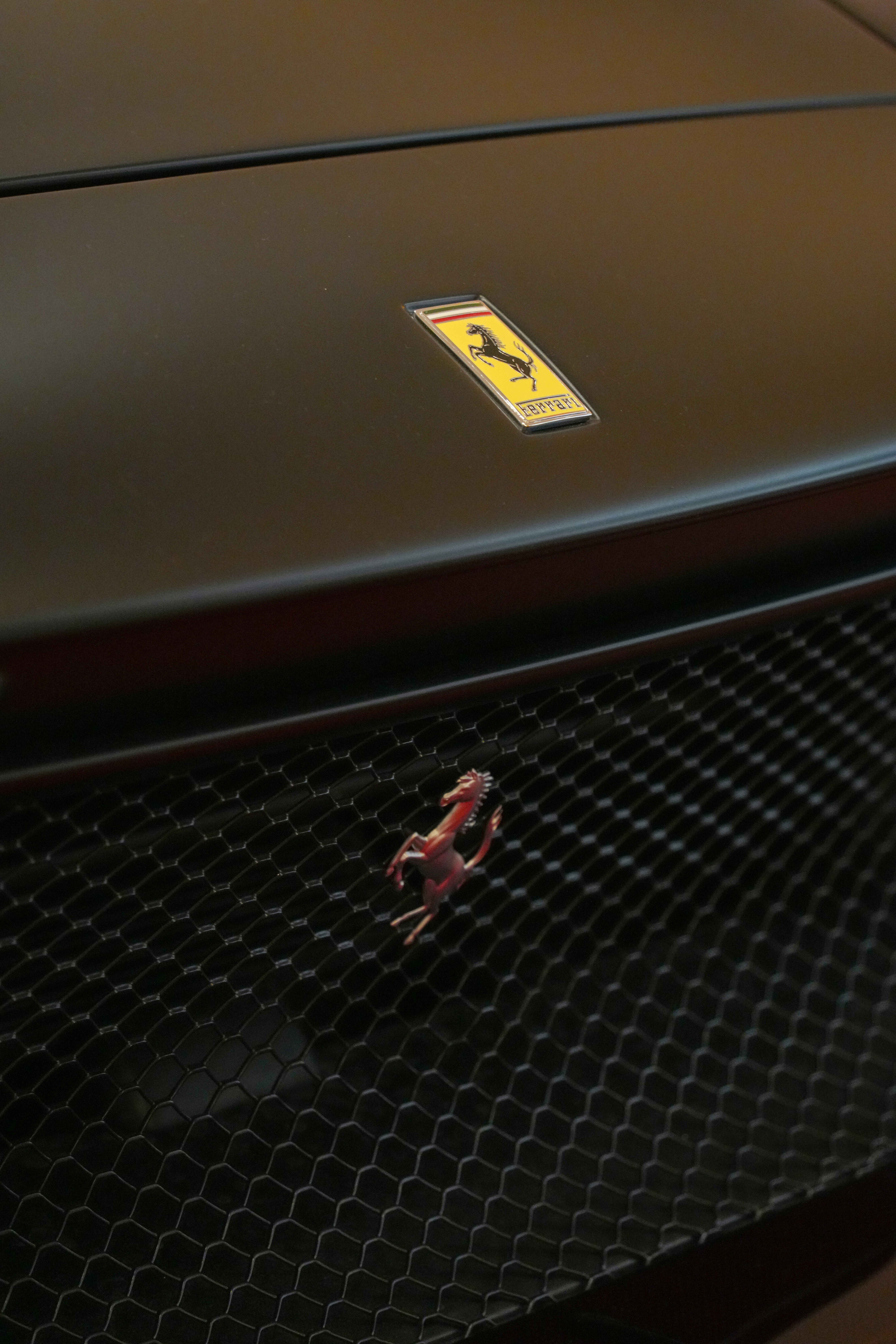 車のボンネットに描かれたフェラーリのエンブレムの写真 – Unsplashの 