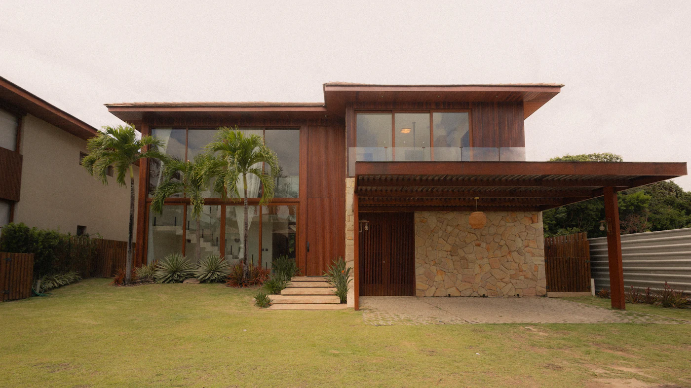 Vista frontal da casa com grandes aberturas