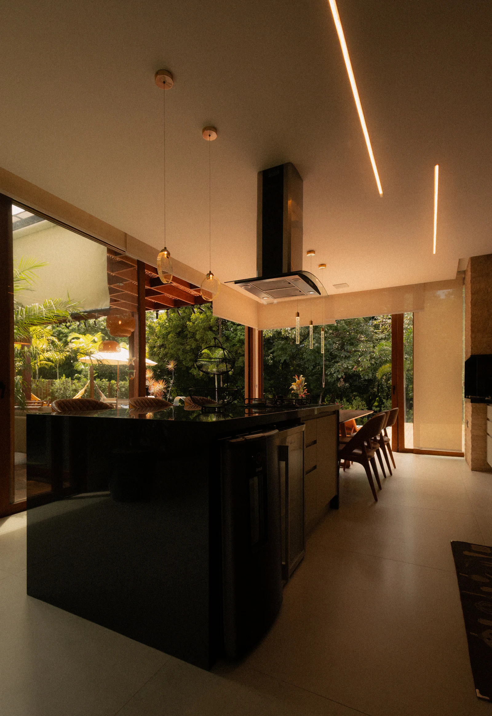 Cozinha integrada com vista para a vegetação