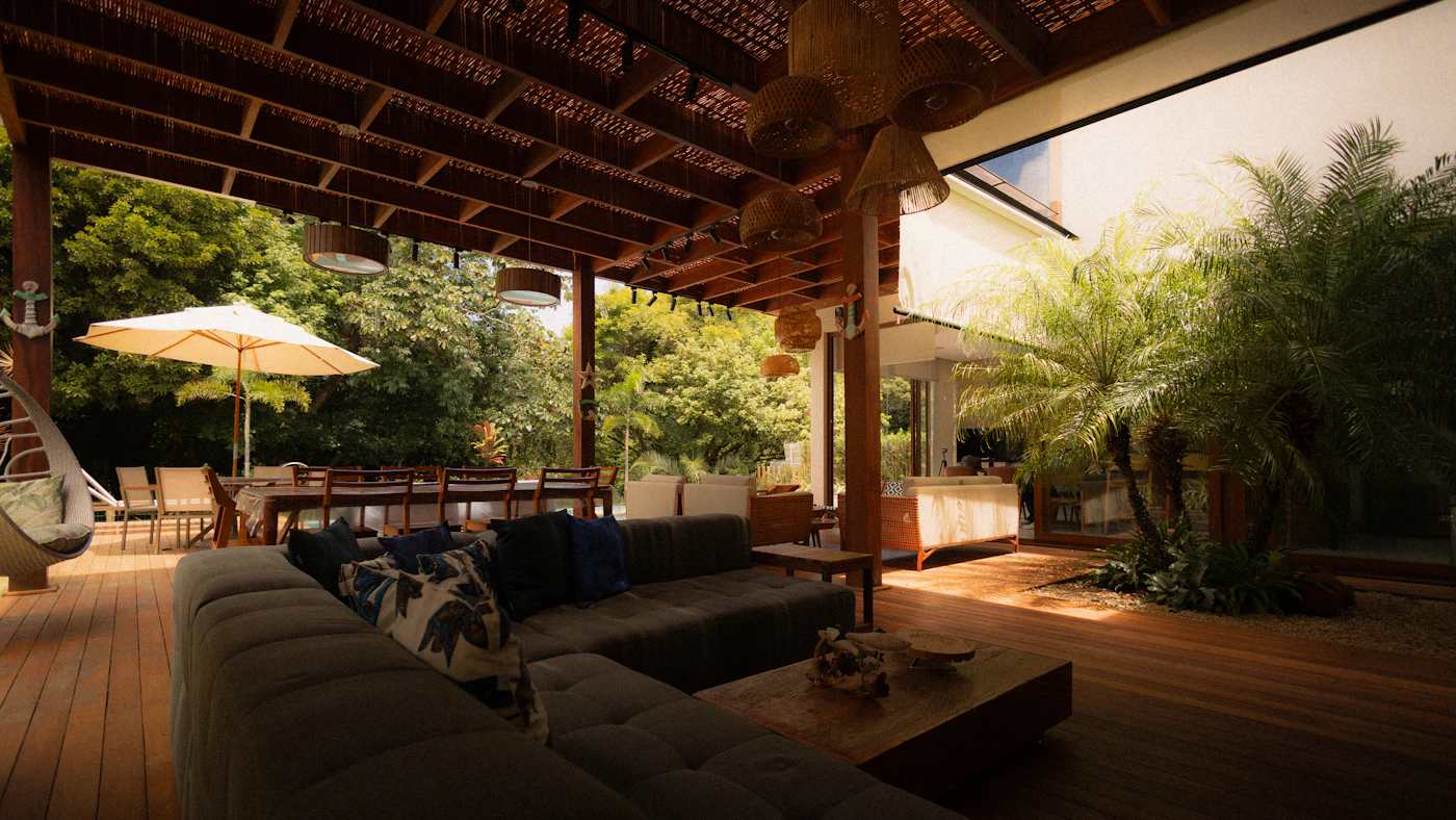 Ambiente externo tropical com sofá amplo em deck de madeira