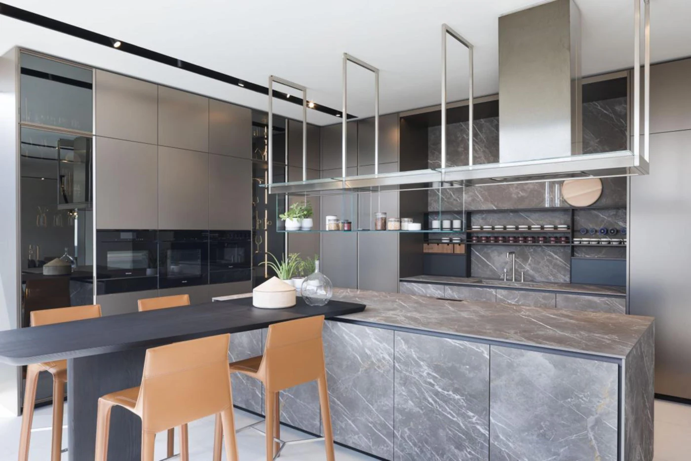 Contemporary kitchen with cooking and extraction appliances