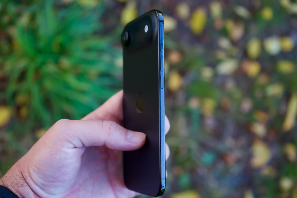 スマートフォンを操作する手元