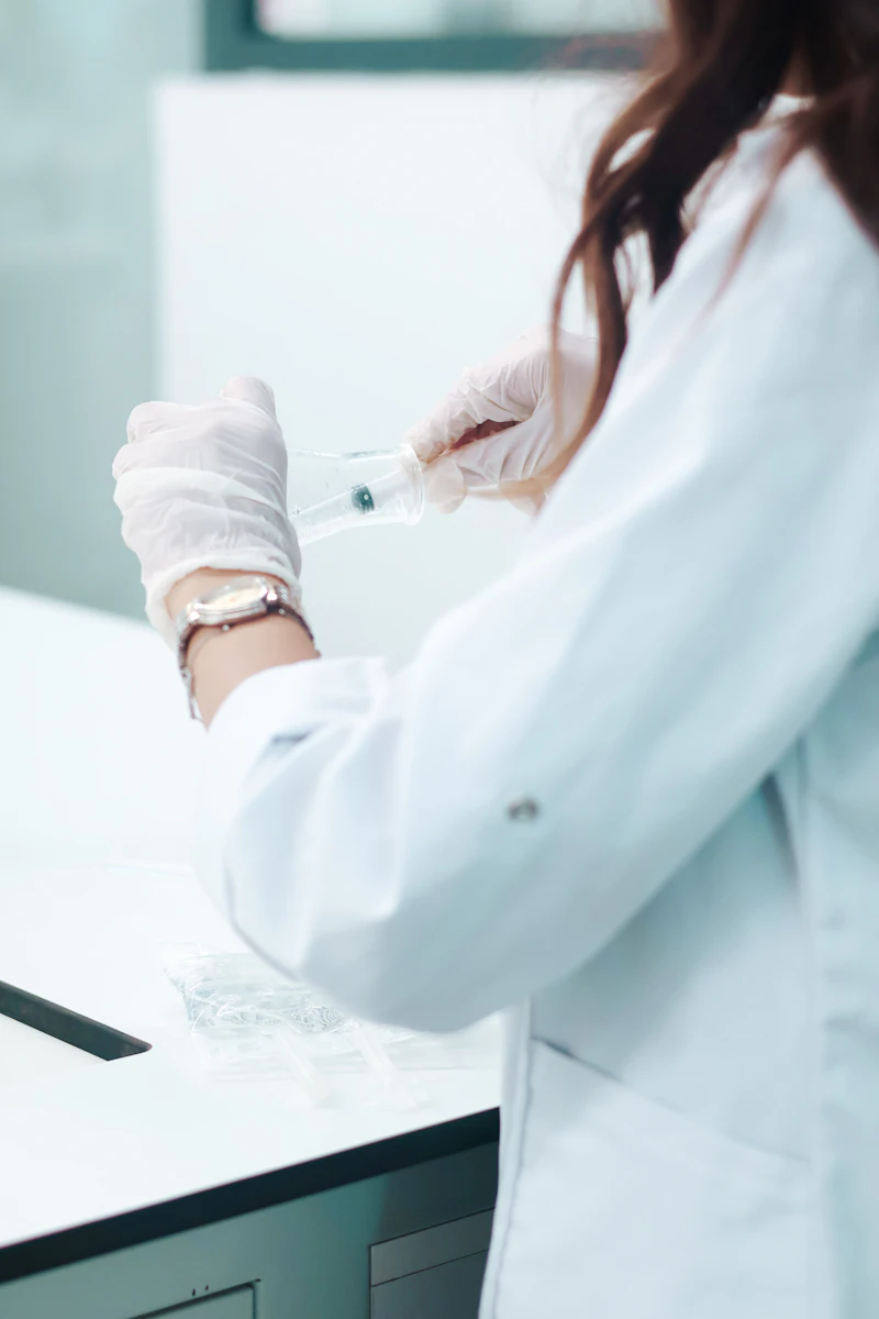 Chercheur en blouse blanche préparant un échantillon de peptide de recherche dans un laboratoire moderne