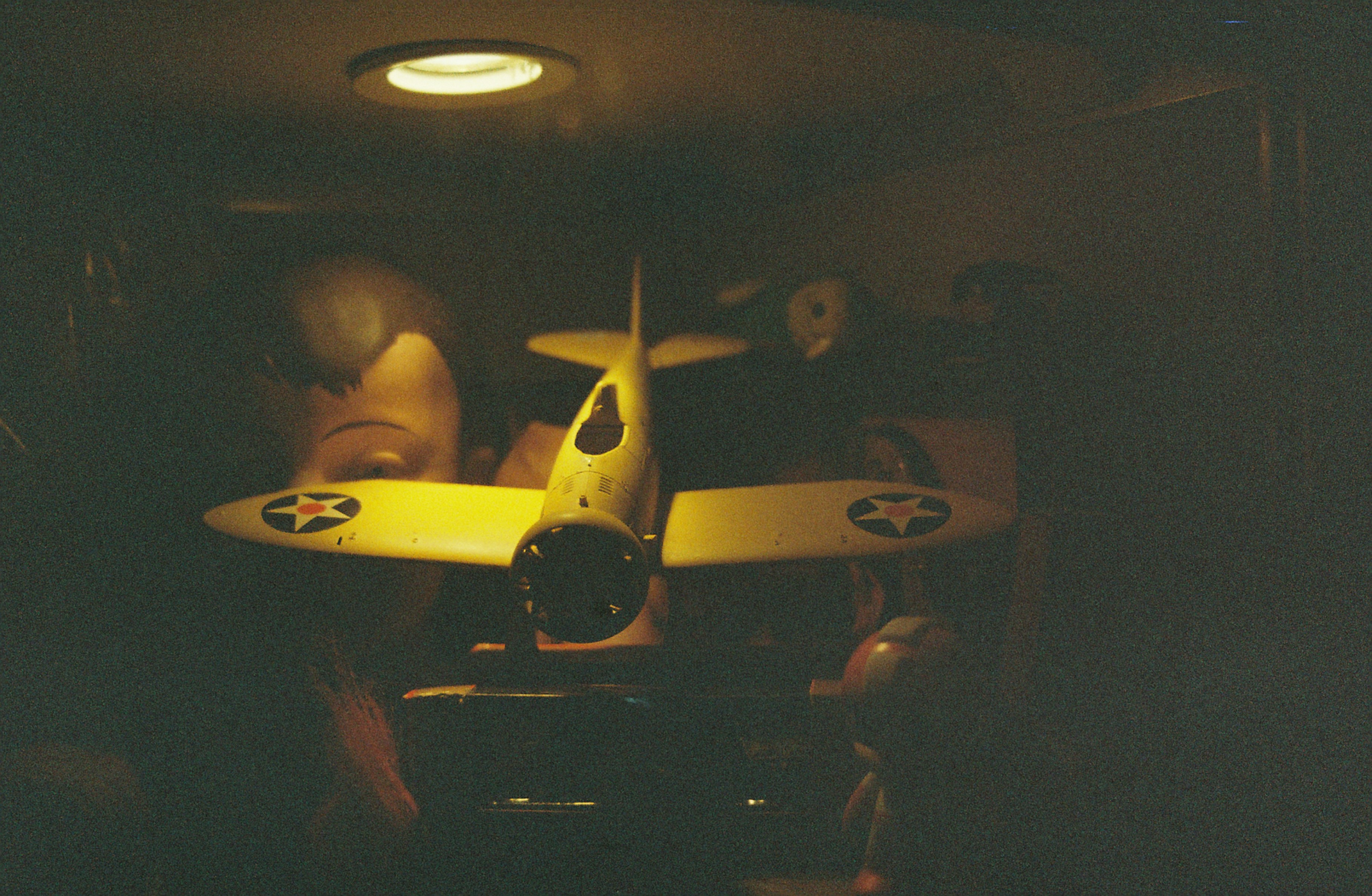 Avión RC amarillo con estrellas en las alas