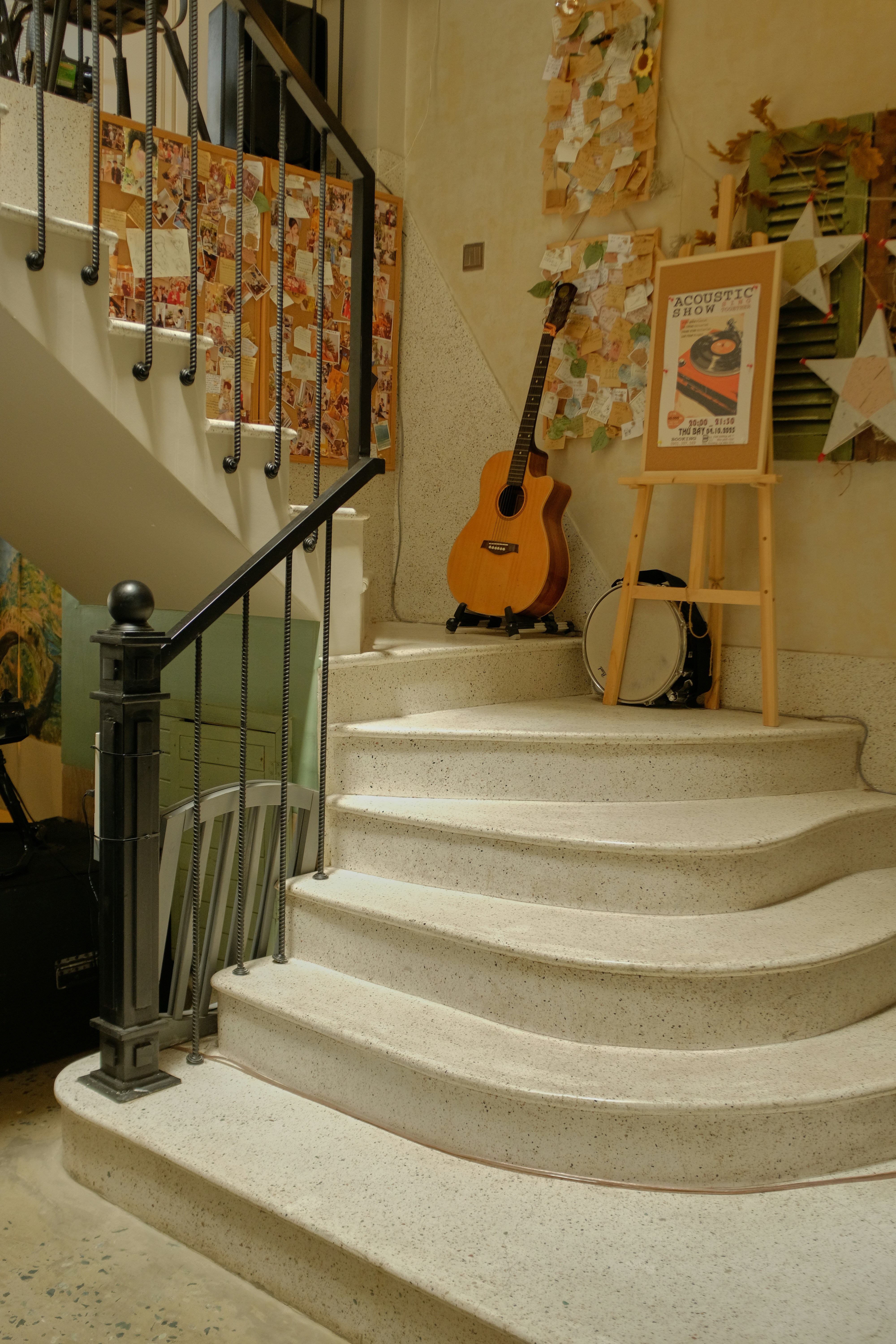 Chitarra acustica e tamburello sulle scale