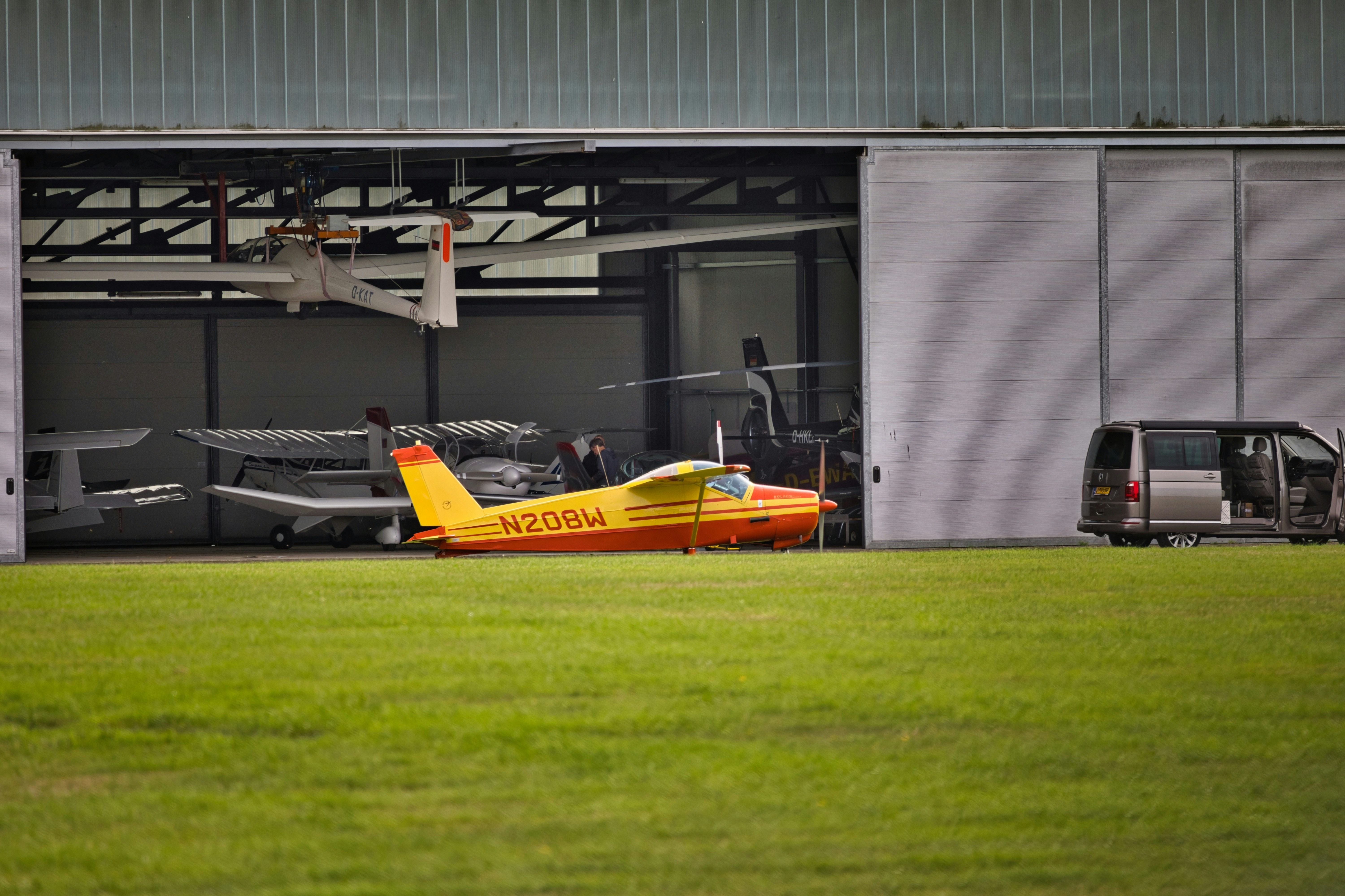 Vista aérea de una largada con autos alineados en la parrilla
