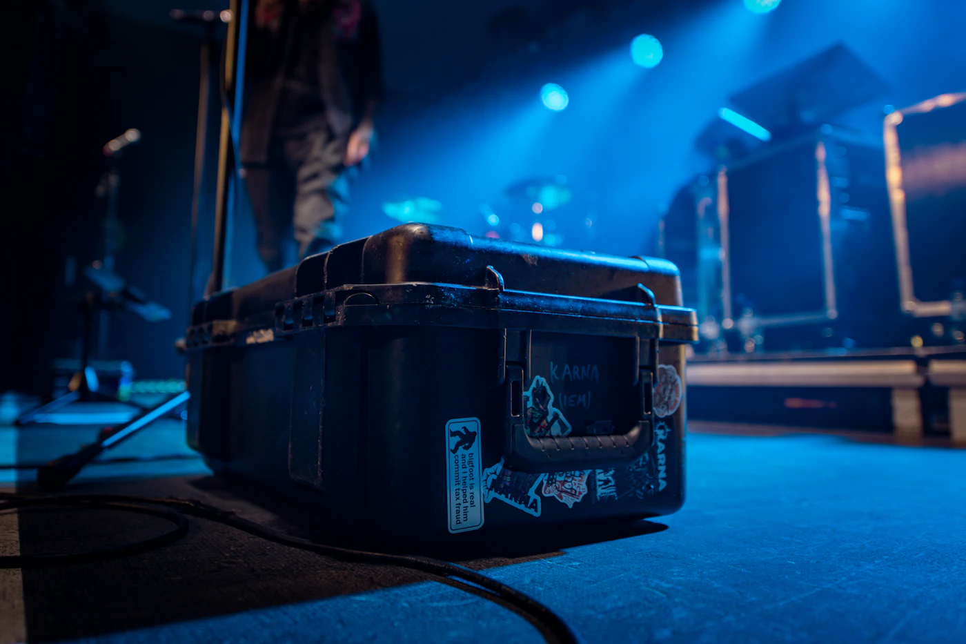 Flightcases met apparatuur op een podium