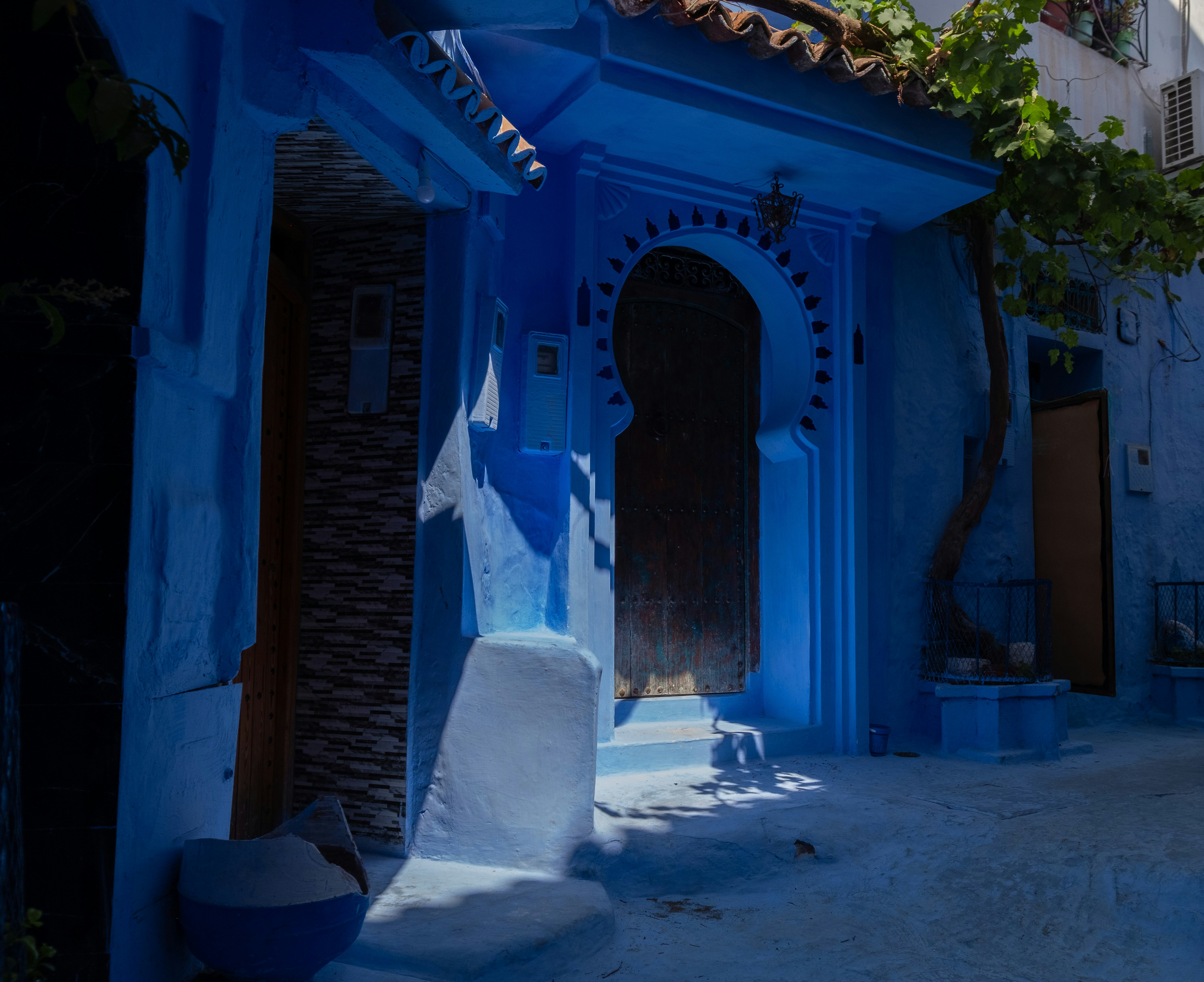 Calles azules de Chefchaouen con puertas pintadas