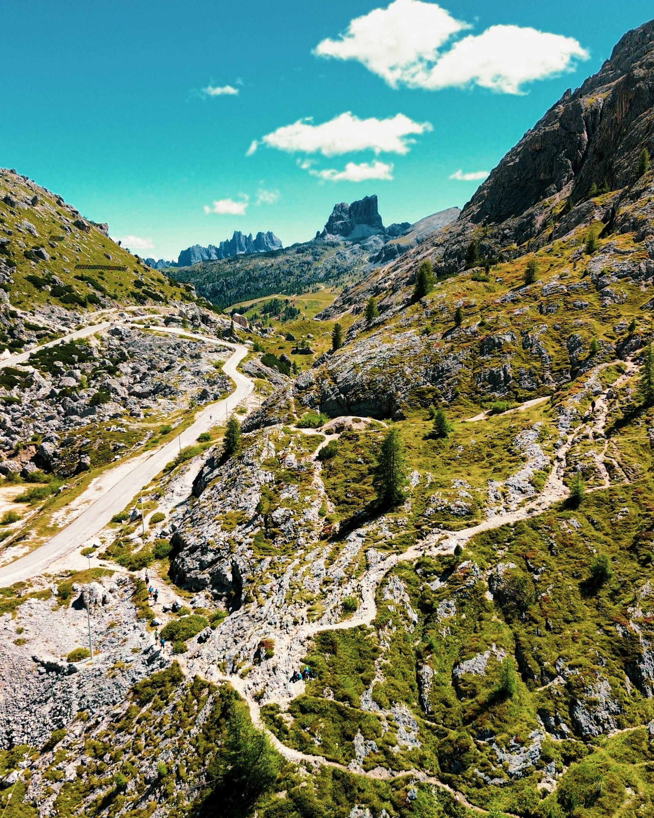 Sinuoso camino de montaña a través de un paisaje rocoso y verde