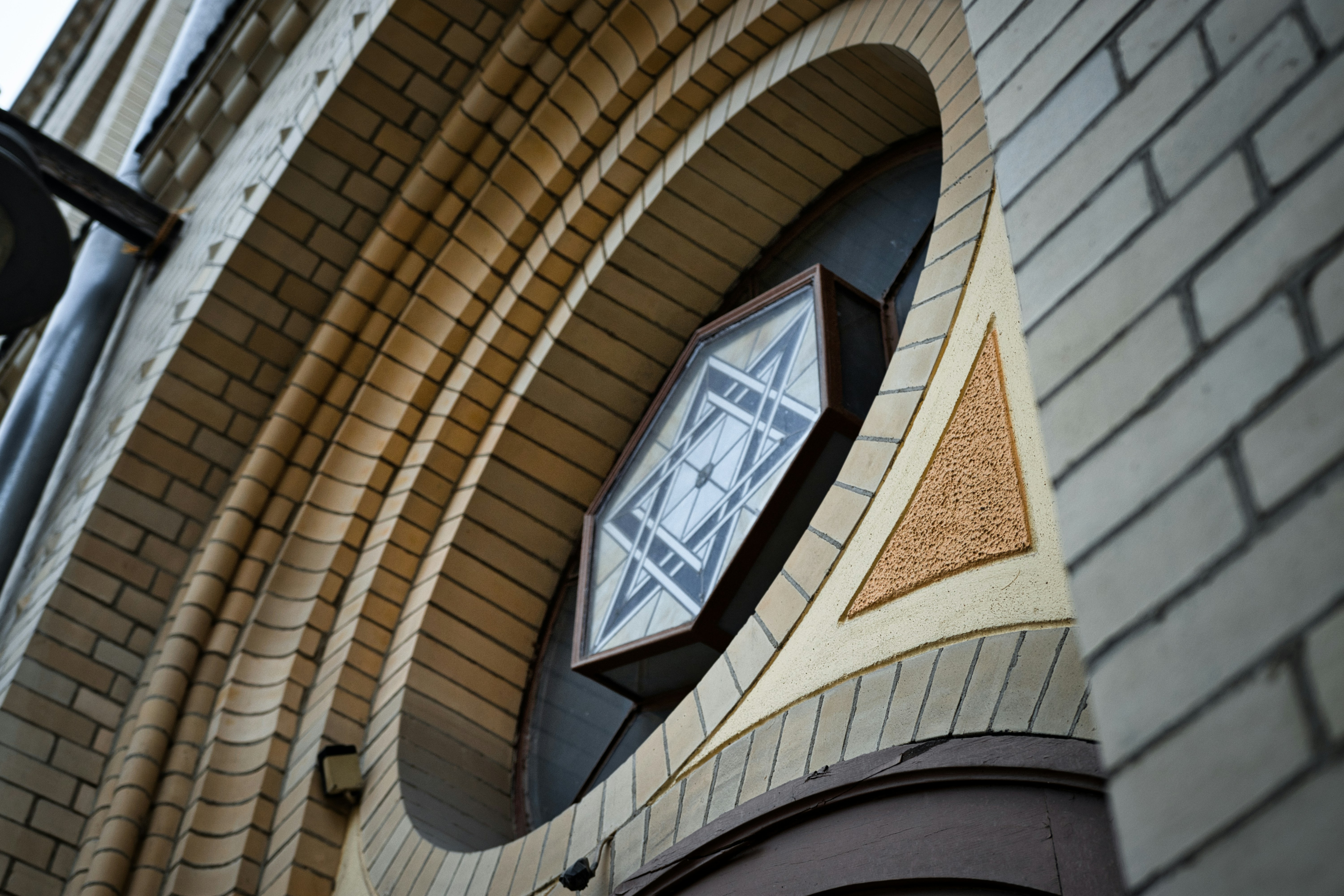 A welcoming view of the synagogue.
