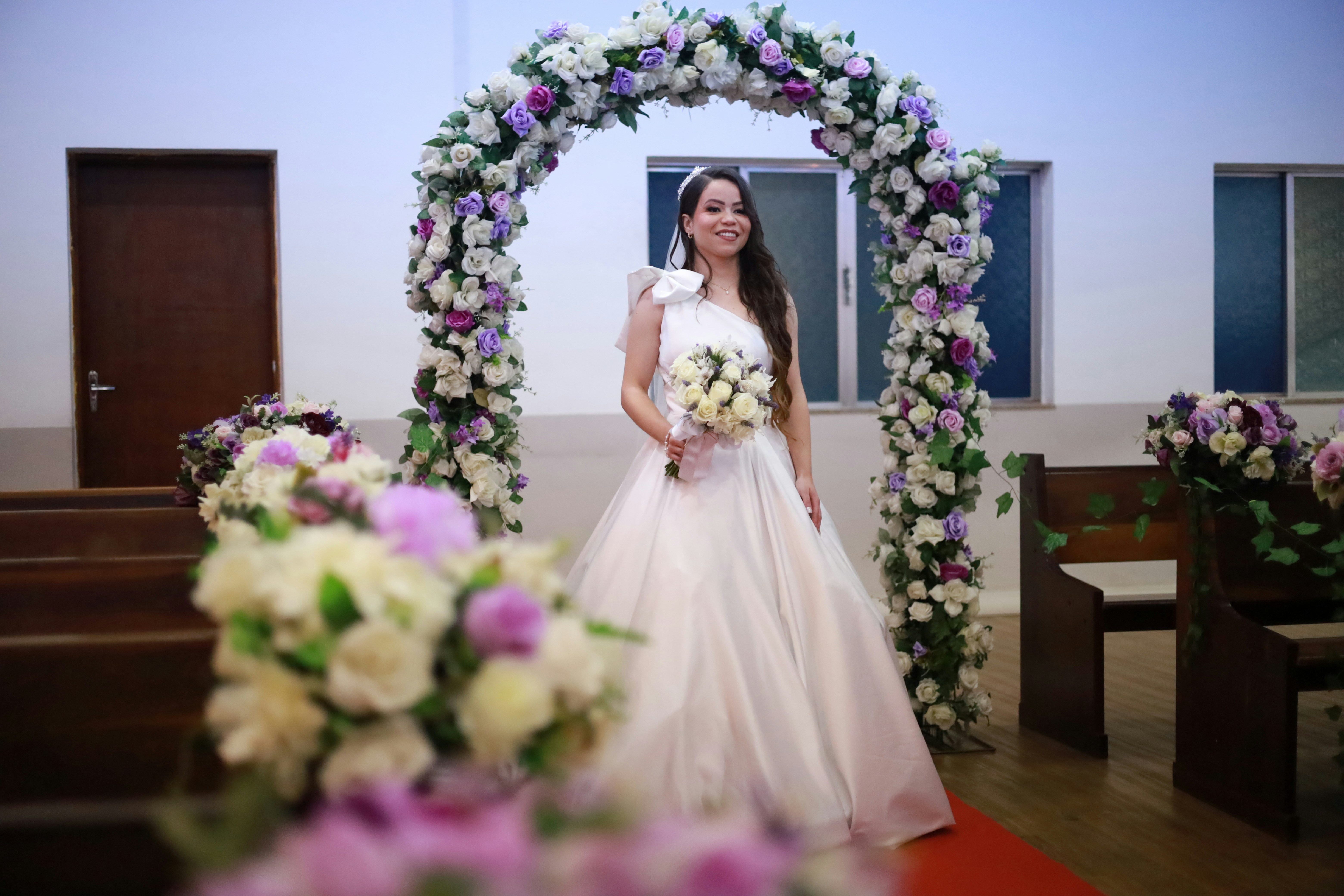 Wedding ceremony aisle, bokeh lights, ilustrasi artikel Embrace the Moment: Why an Unplugged Wedding Ceremony Might Be Right for You 8