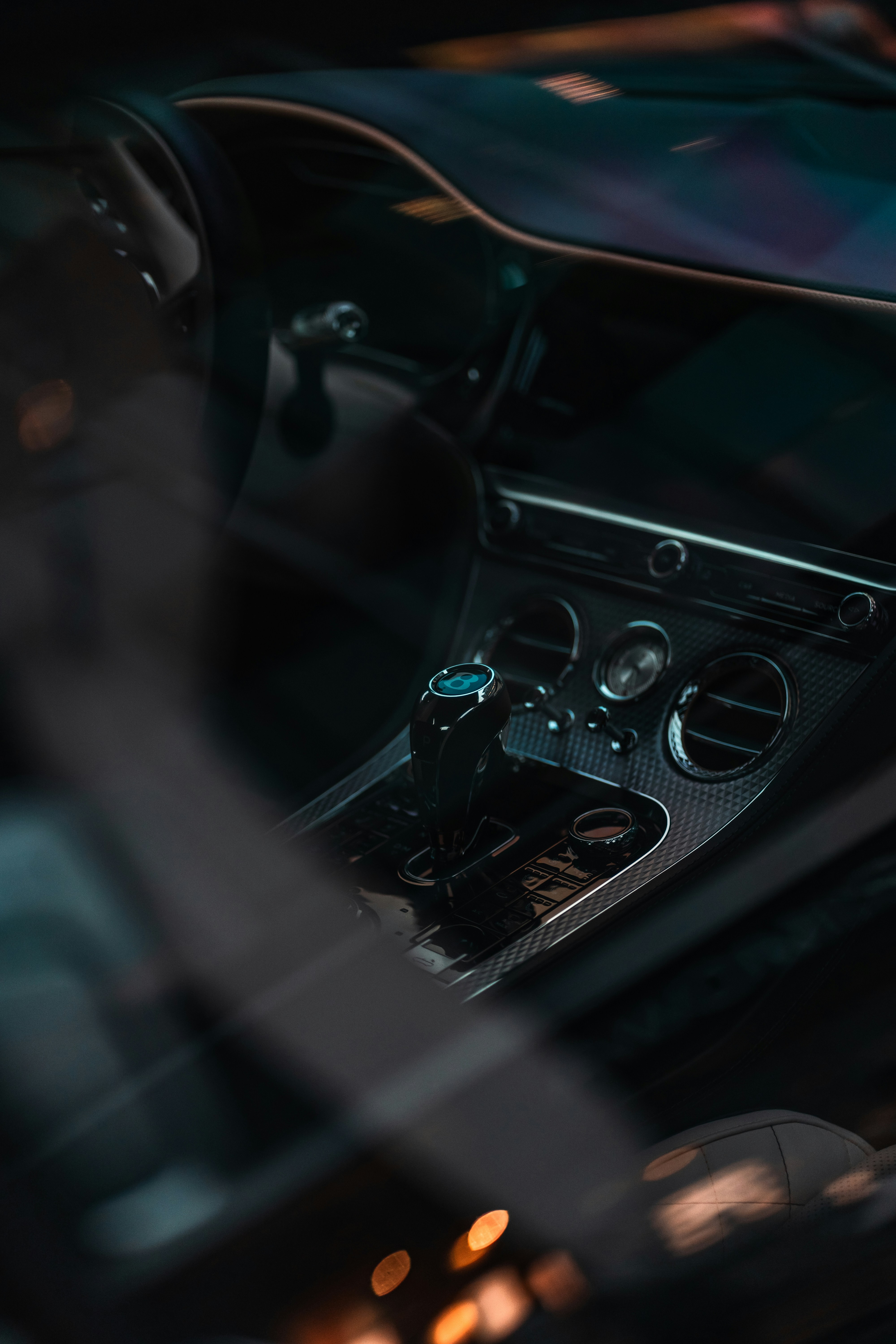 Interieur eines Luxusautos mit Schalthebel und Armaturenbrett