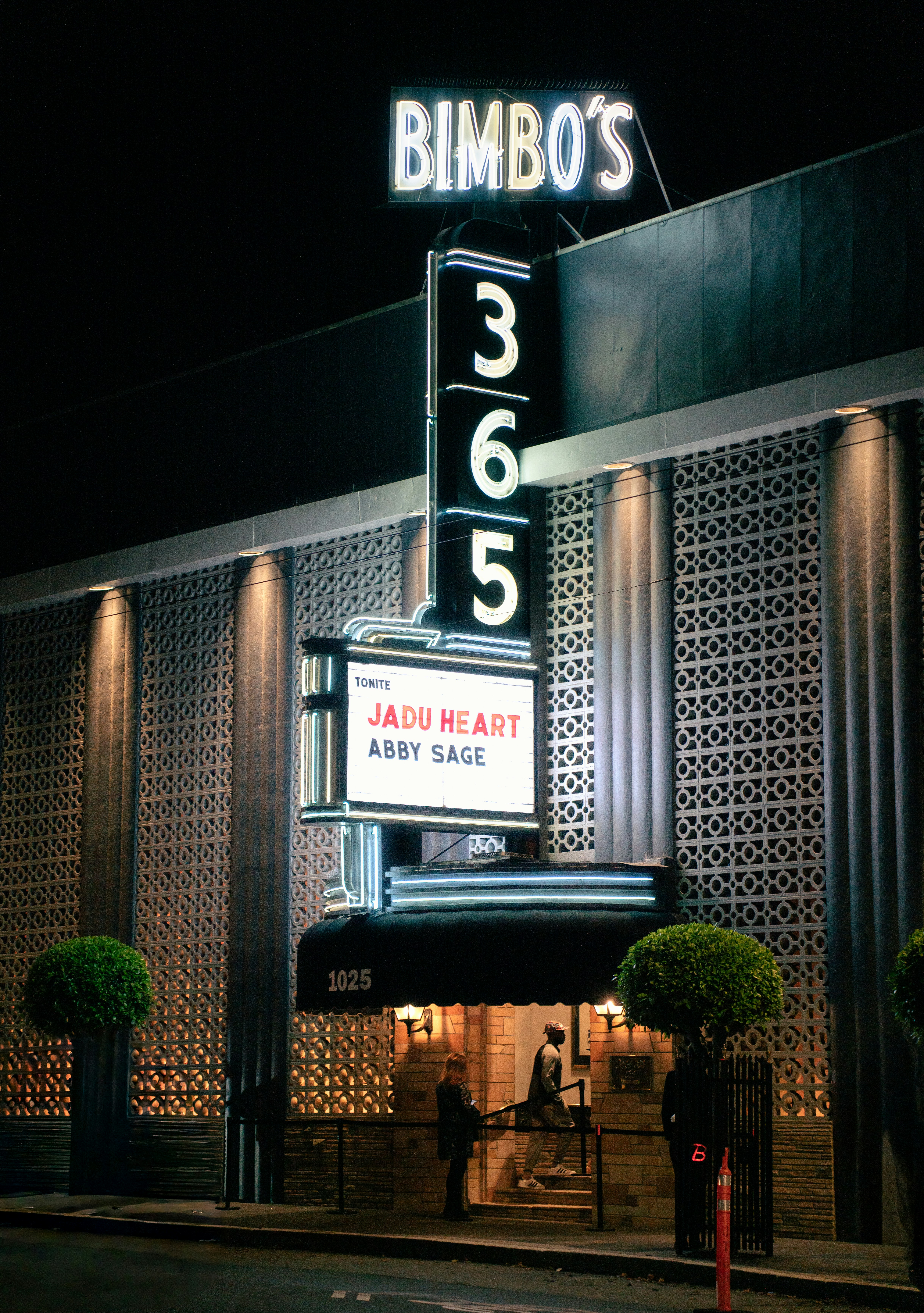 Il club 365 di Bimbo di notte con insegne al neon