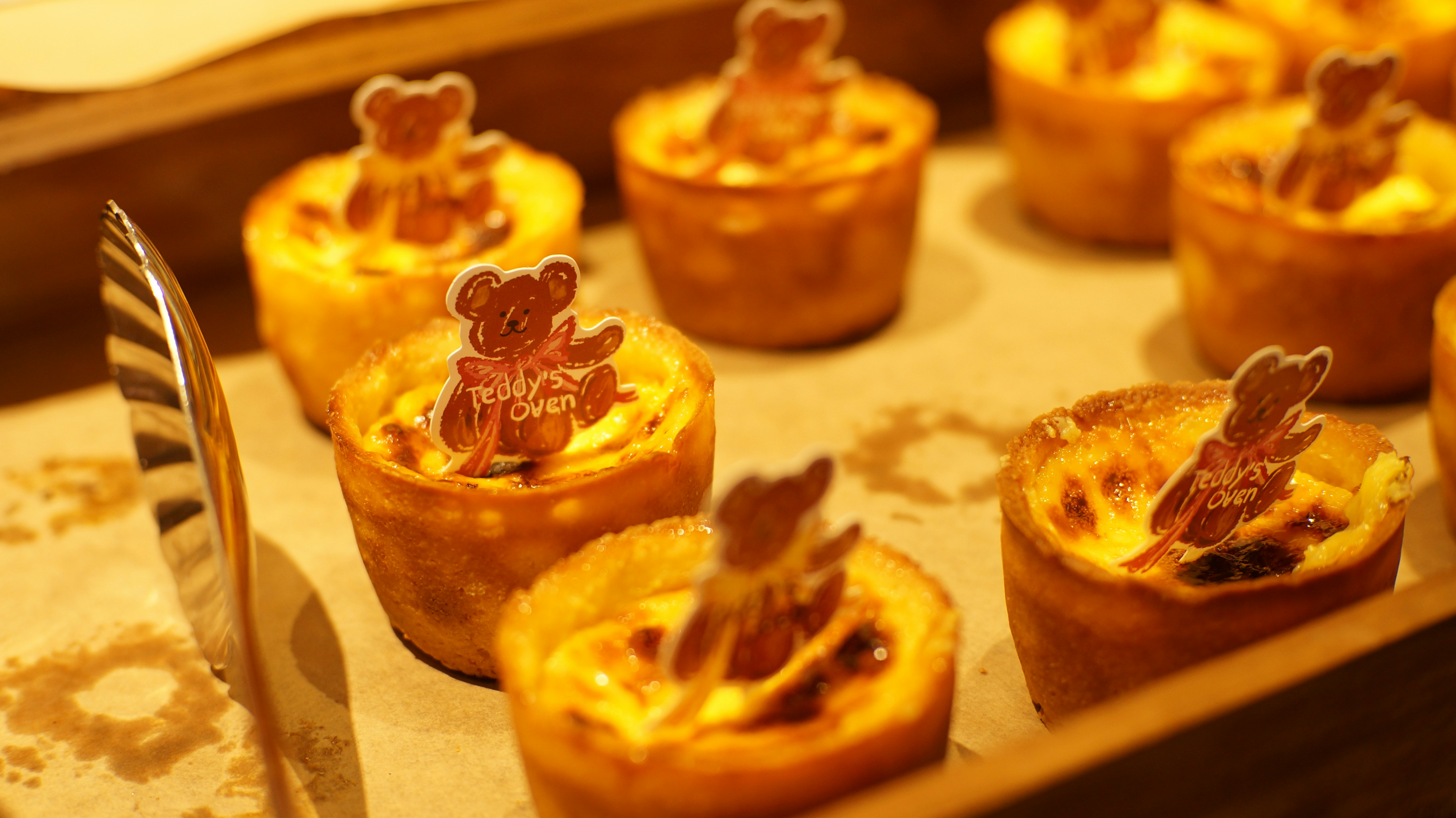 Tartas en miniatura cubiertas con galletas de osito de peluche
