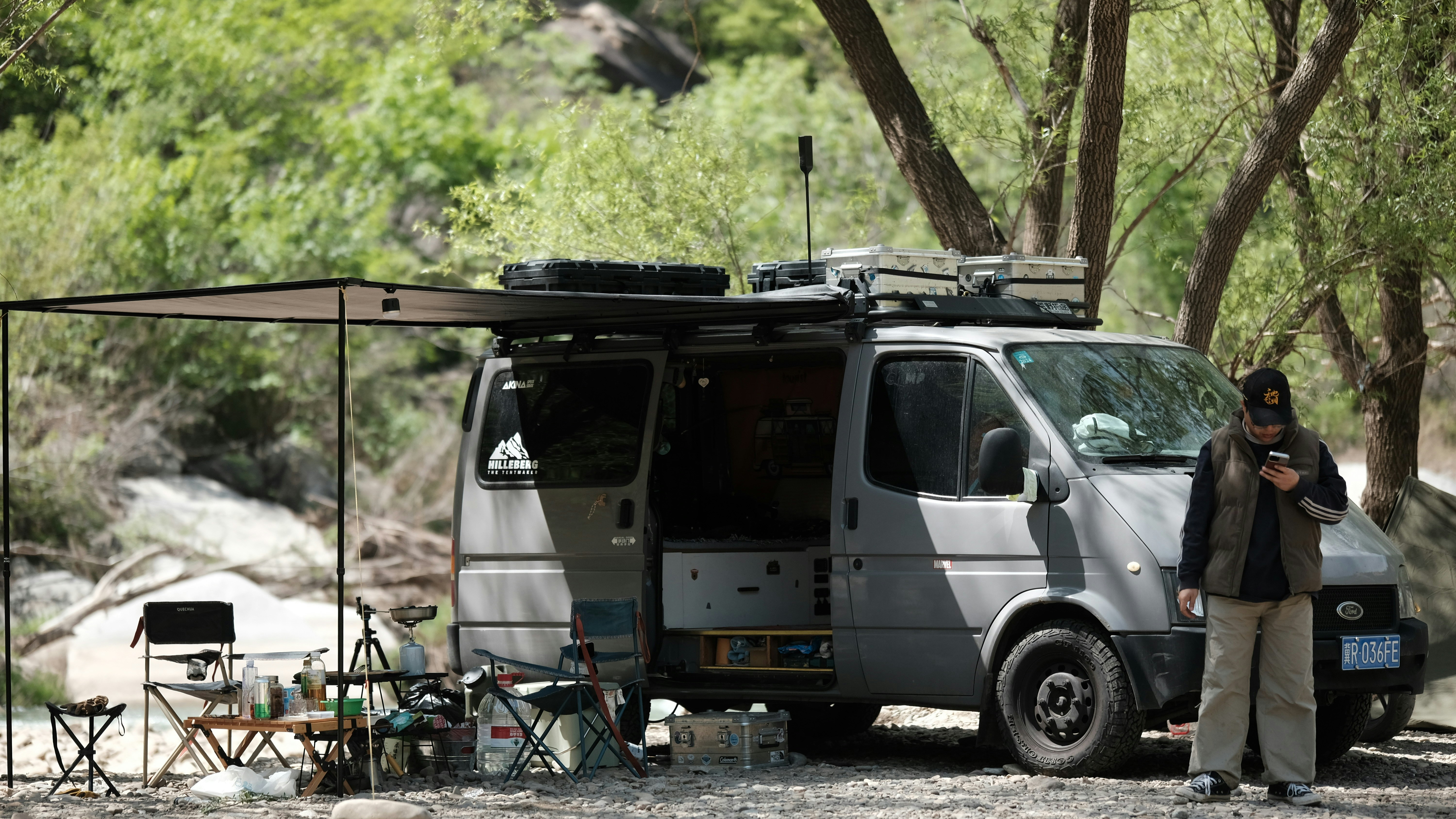 Carrinha com toldo configurado para acampar ao ar livre.