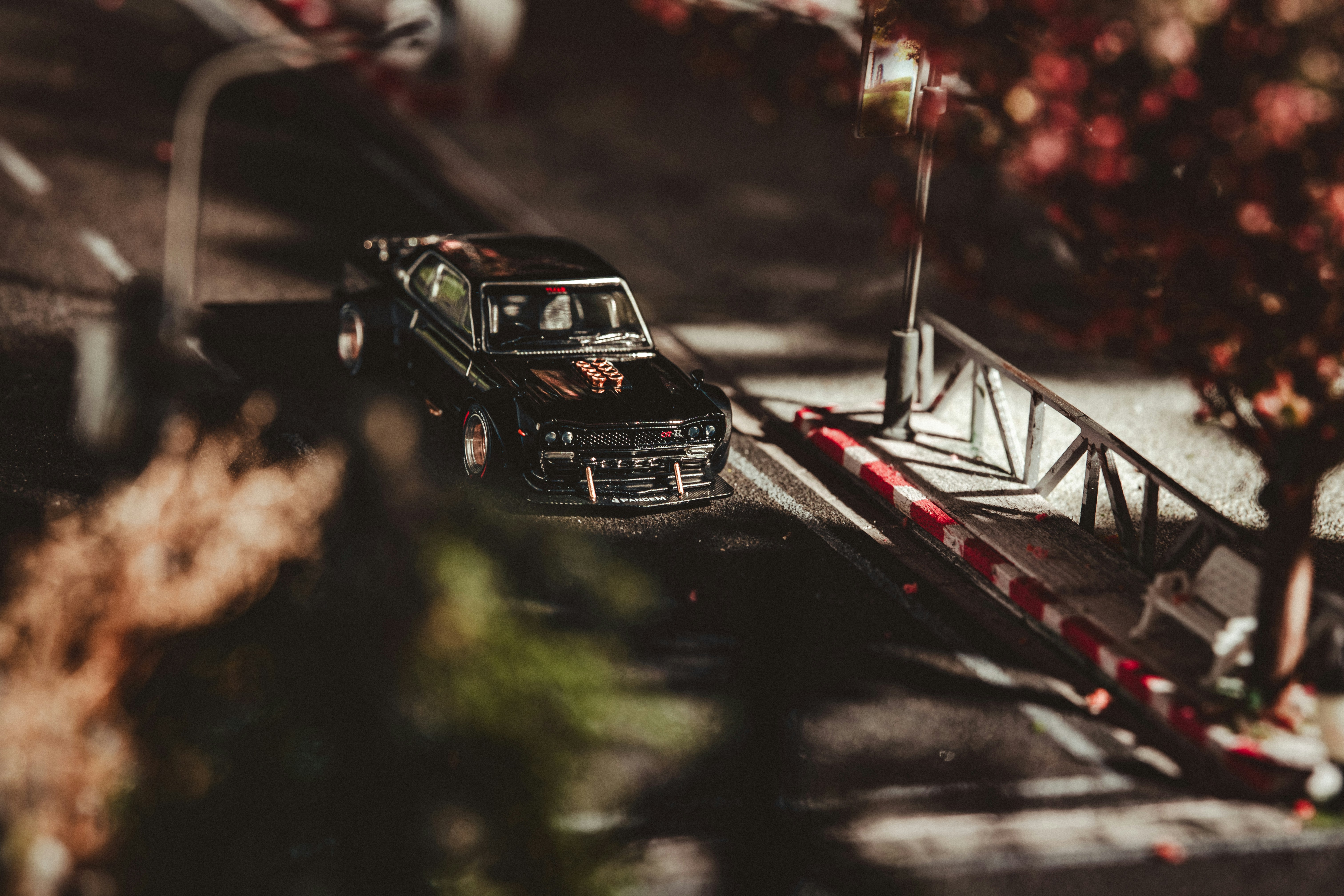 Auto d'epoca nera su una strada con fogliame autunnale