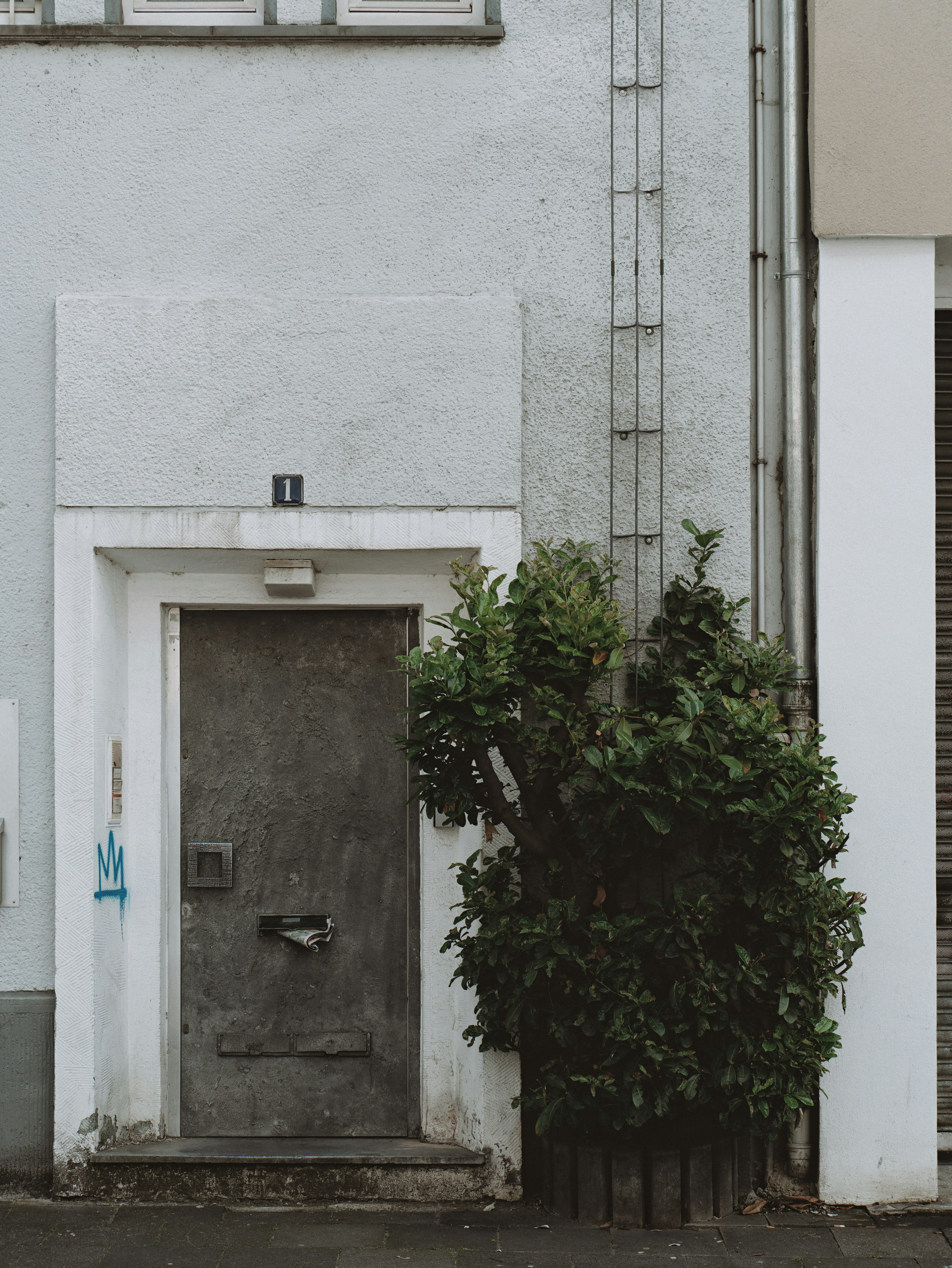 minimalist entryway wallpaper, wallpaper, Entryway with TV Stand: Design Ideas & Considerations 4