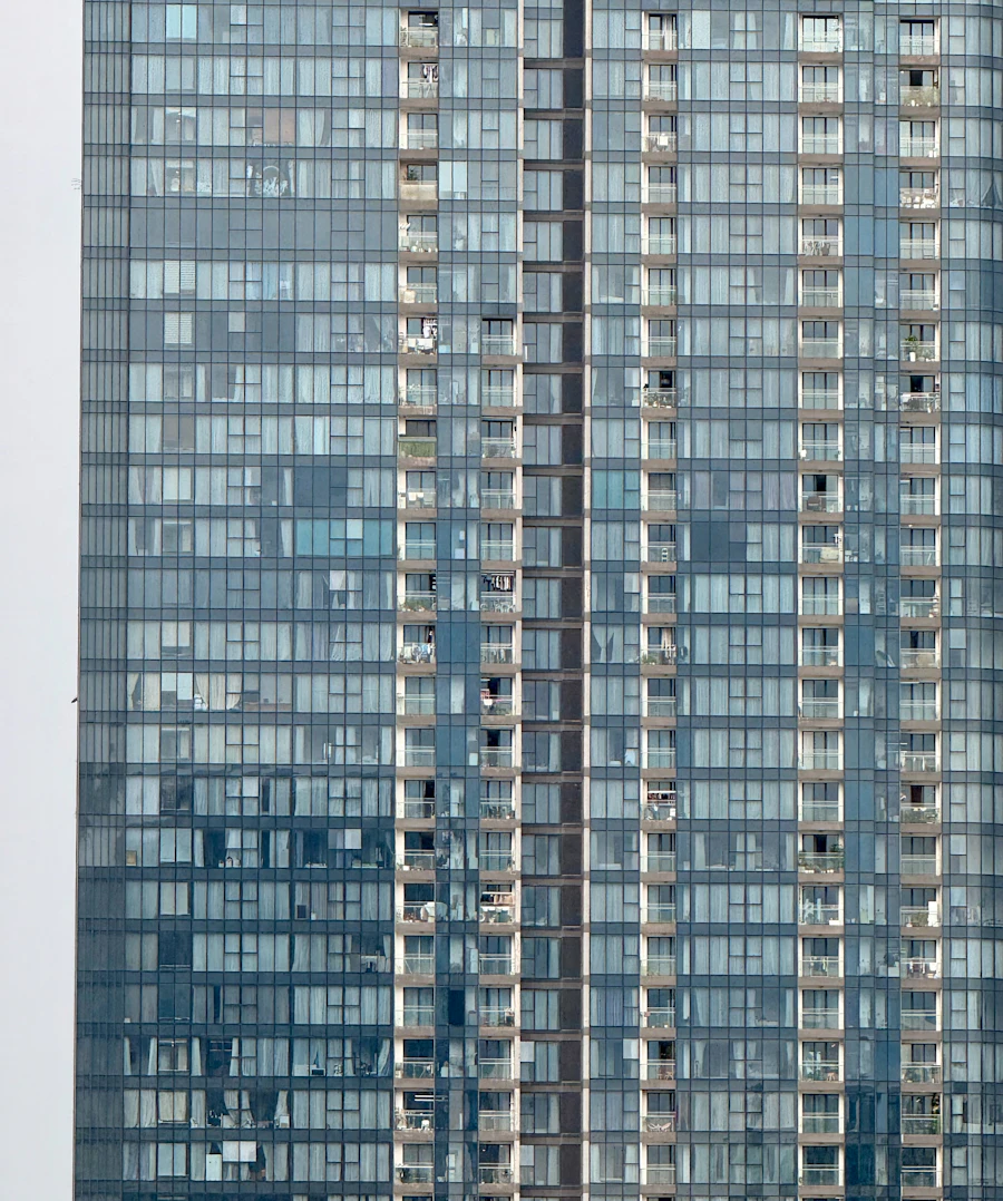 Edifício moderno com sacadas e fachada de vidro