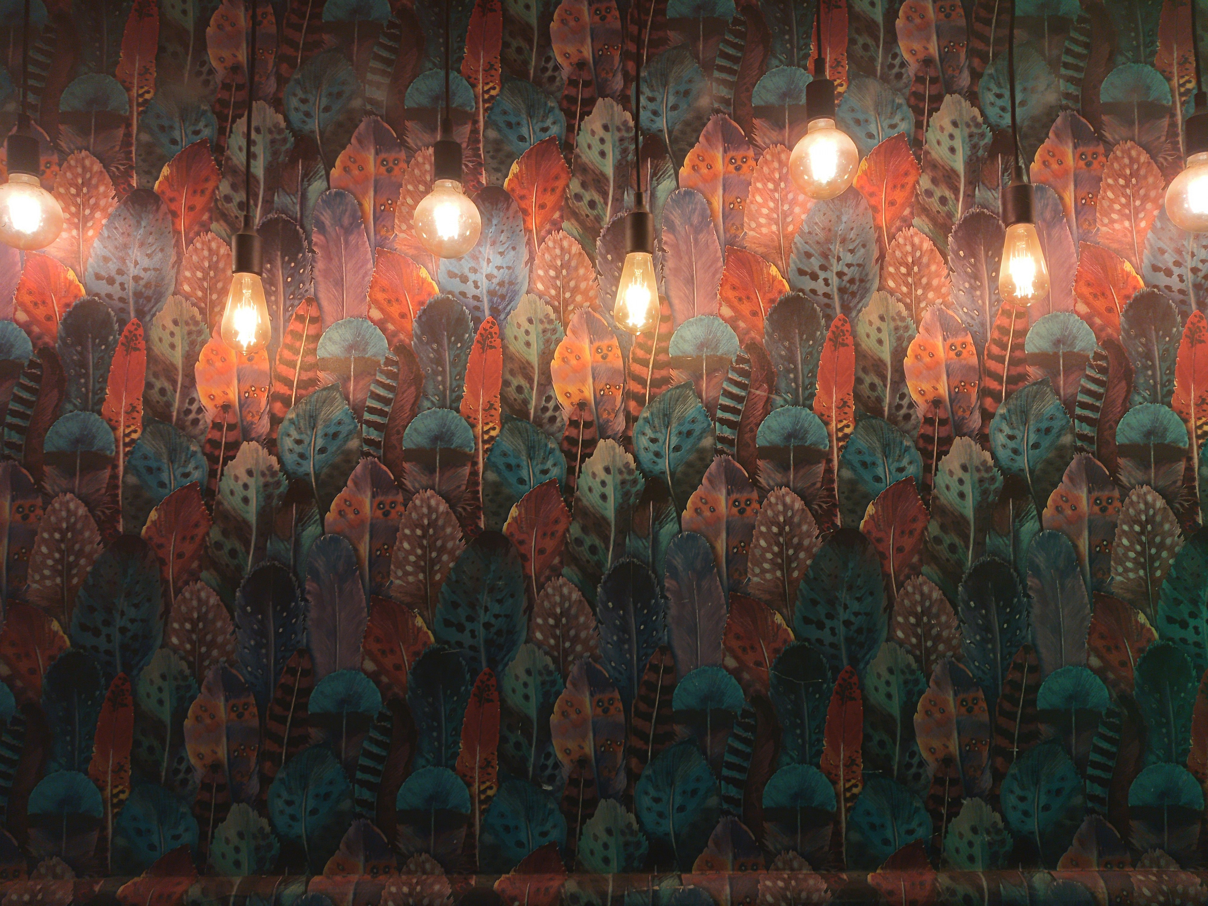 Papel pintado decorativo con bombillas edison colgantes