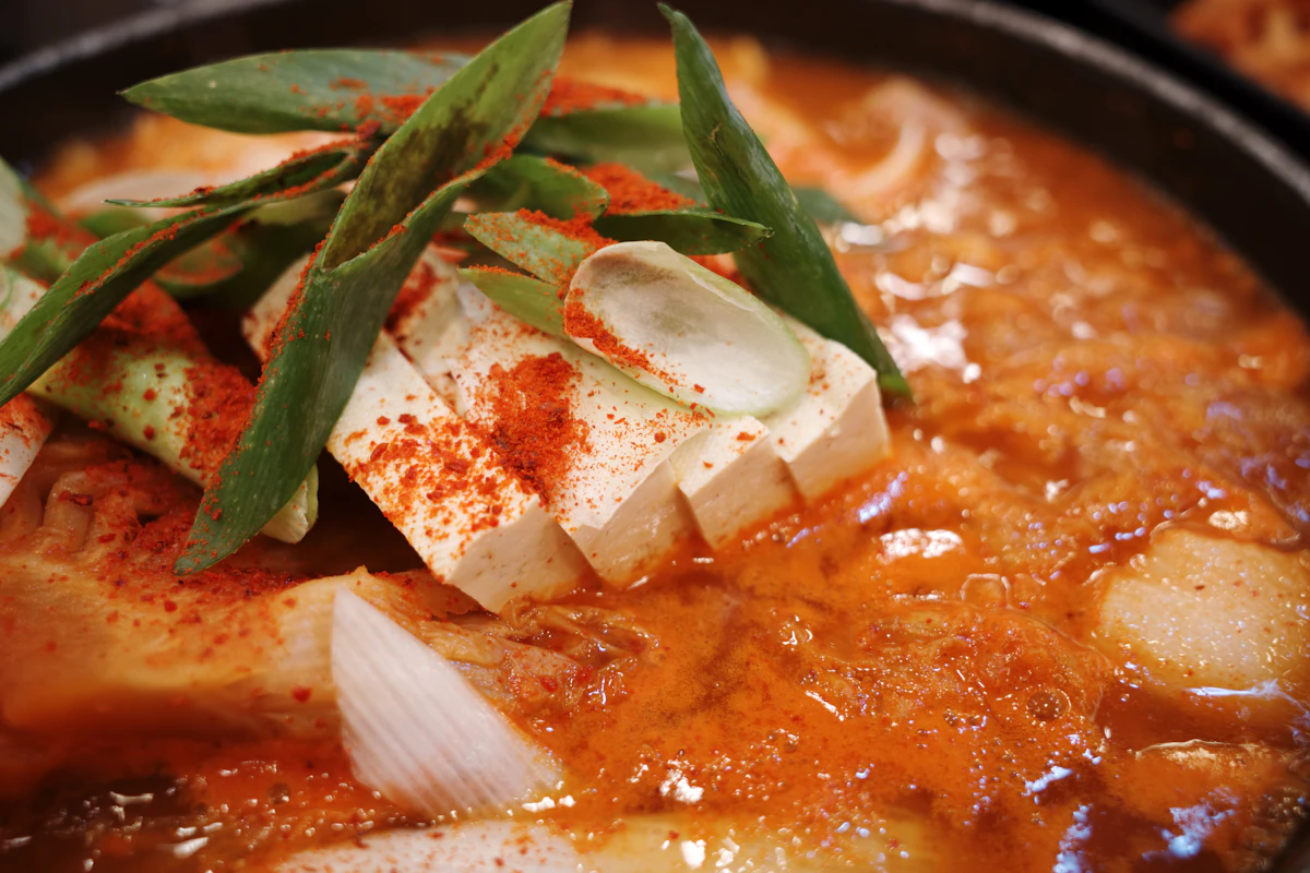 Haejangguk cay với đậu phụ và hành lá cắt nhỏ