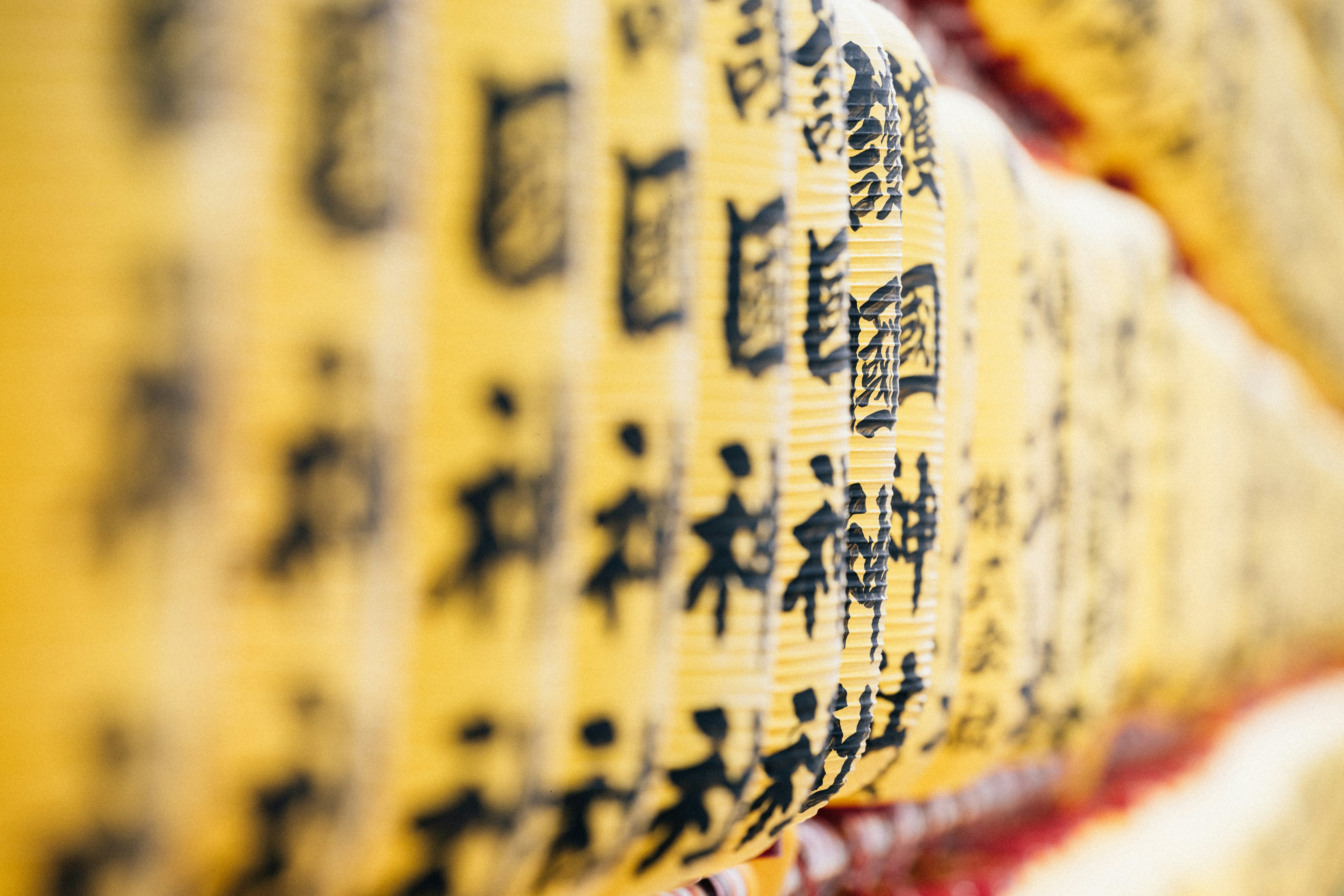 Lanternas amarelas com escrita japonesa indicada foto – Imagem grátis sobre  Lanterna na Unsplash, image size:3000x2000