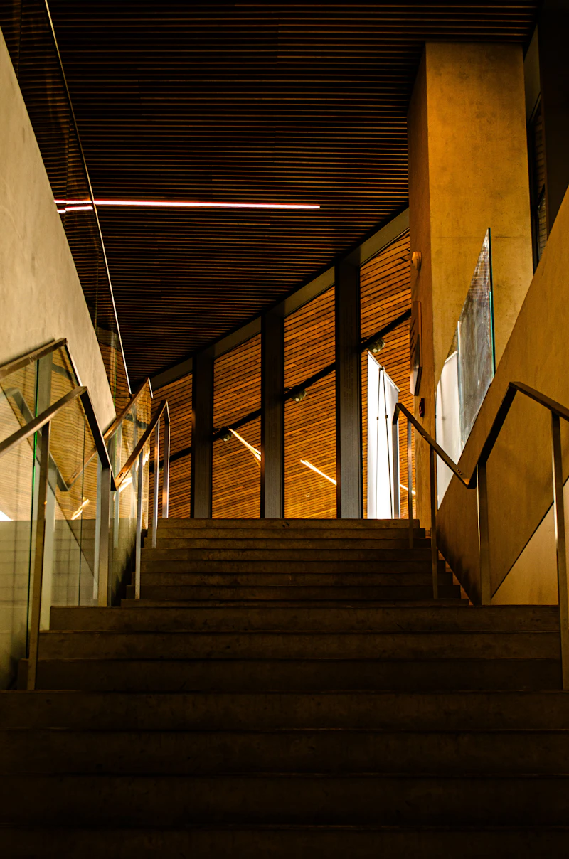 Escada com deck de madeira e guarda-corpo de vidro