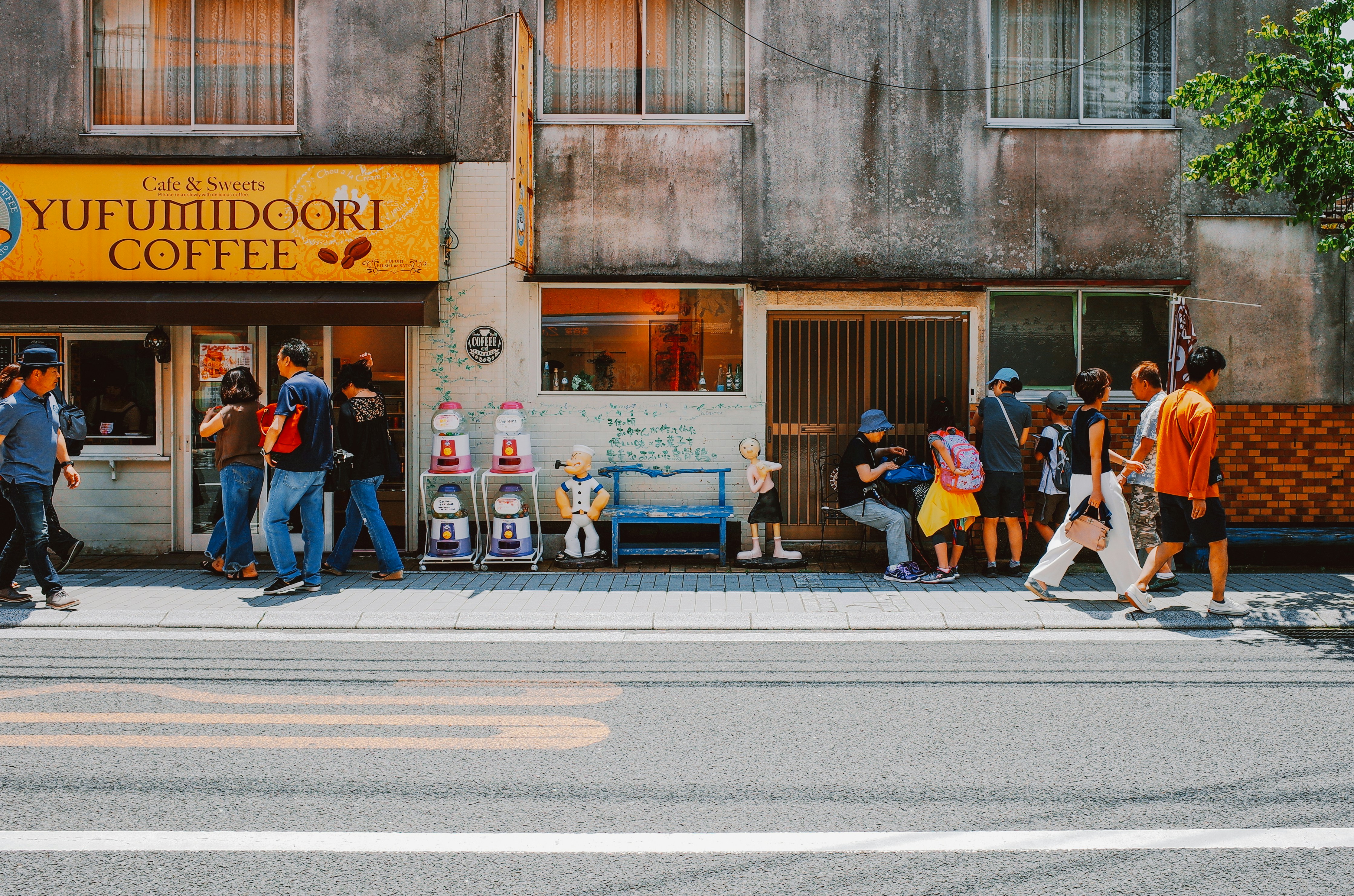 Walkable street with cafe storefronts illustrating accessibility and visibility factors for choosing a cafe location