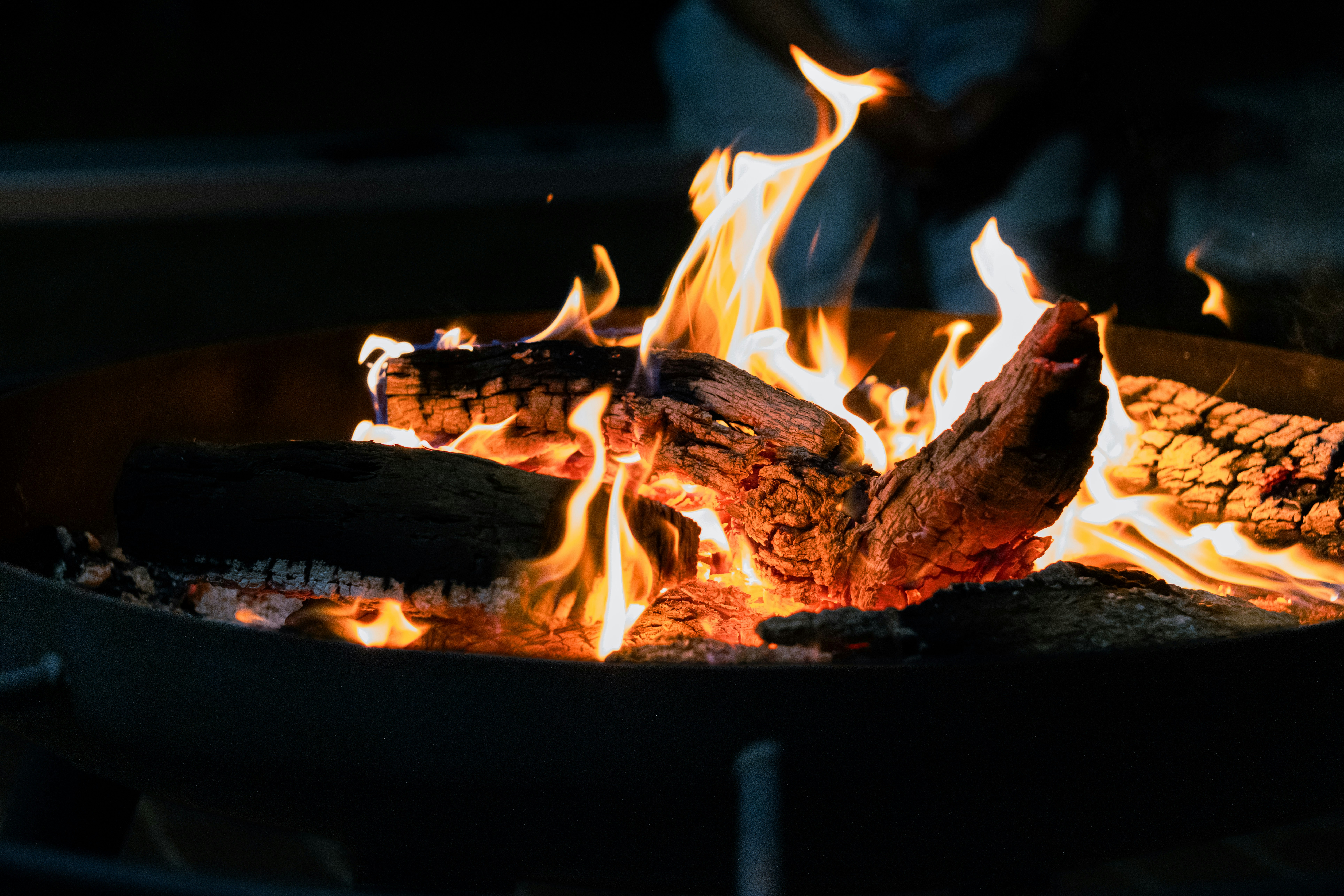 Cozy campfire night glow, ilustrasi artikel Illuminate Your Adventures: The Ultimate Guide to Versatile Camping Lanterns 4