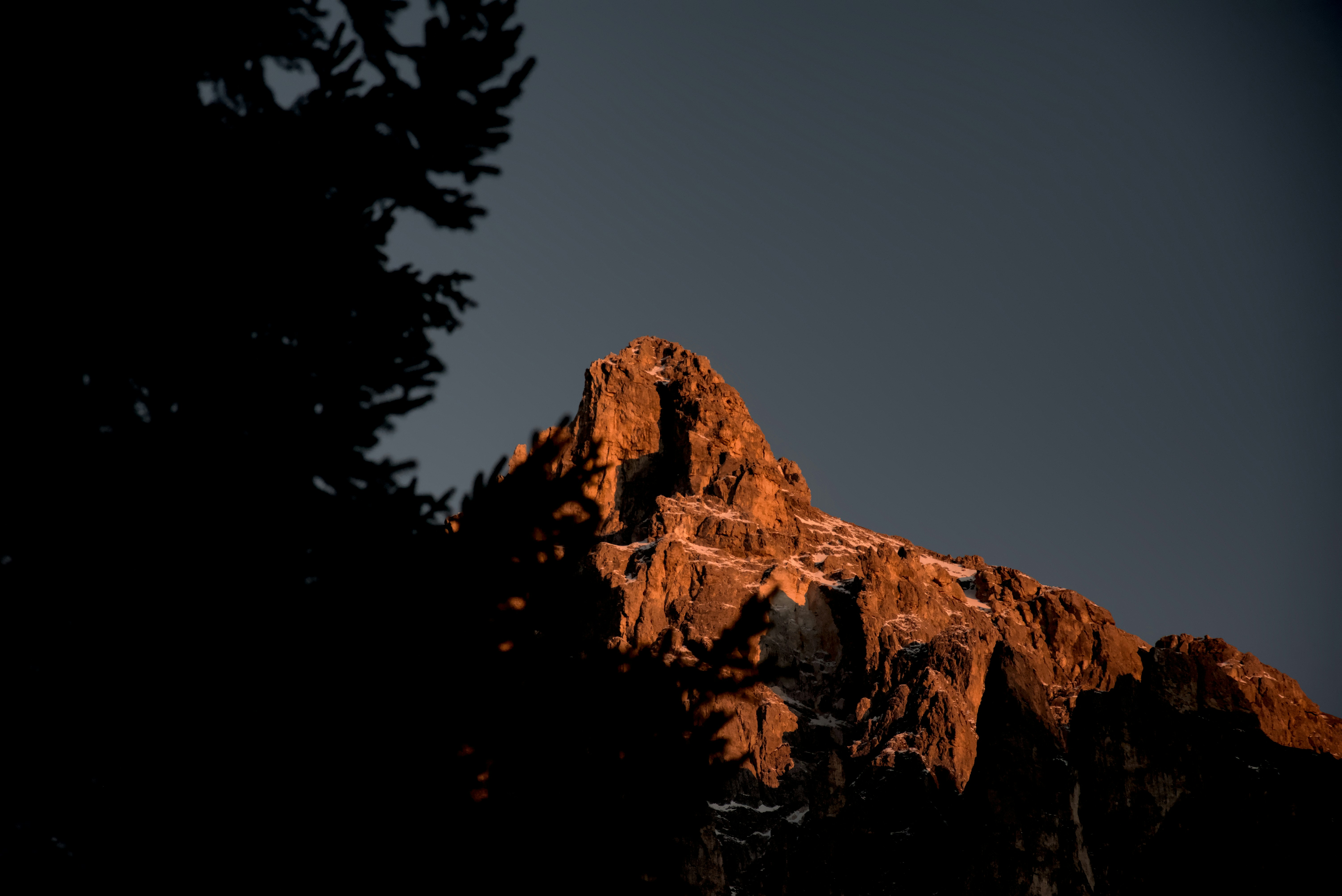 Rugged mountain landscape, sunrise, ilustrasi artikel Conquer the Elements: The Toughest Water Bottles for Your Wildest Adventures 5