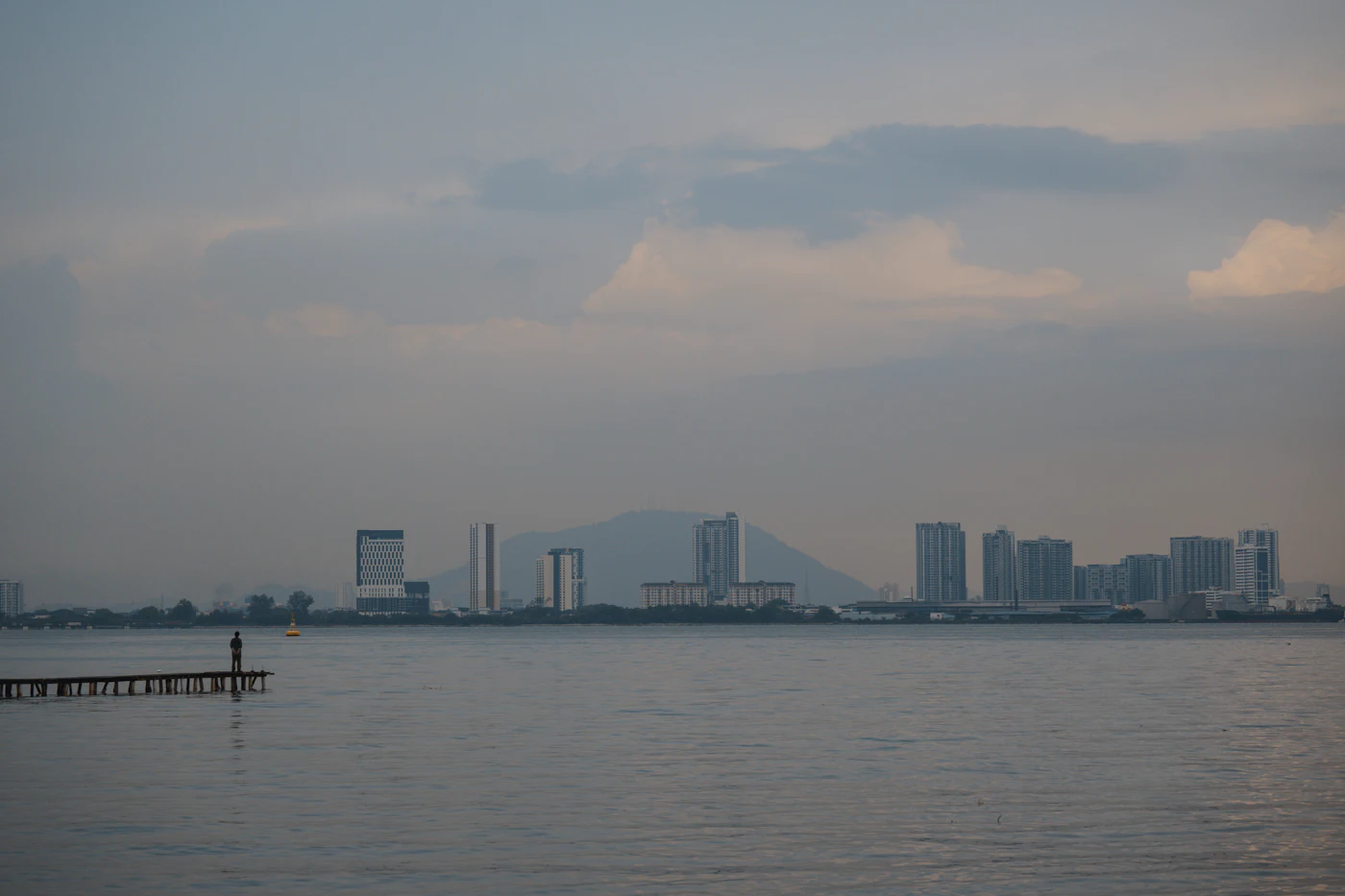 Kreuzfahrtschiffe und bunte Gebäude am Hafen von George Town