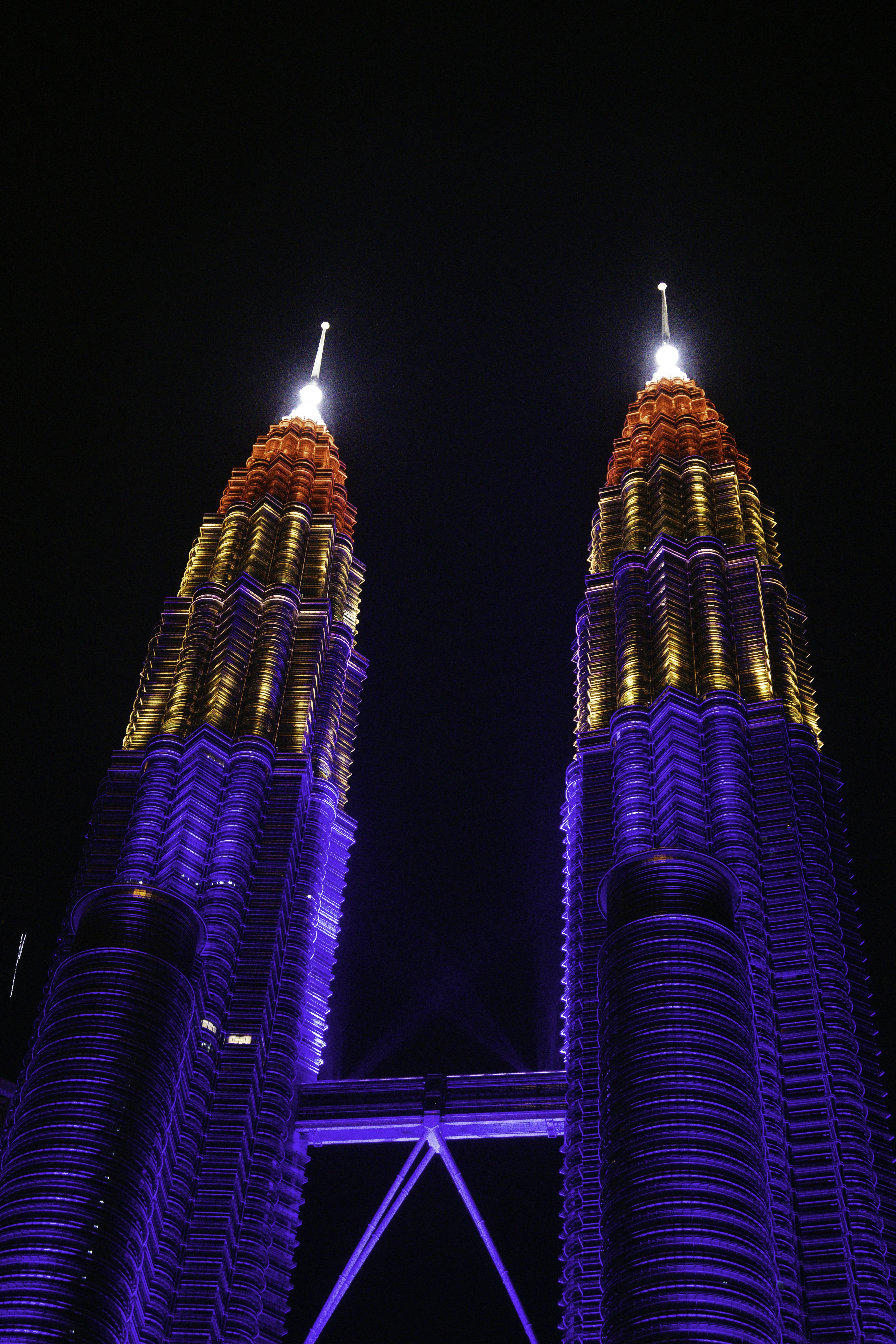 Tours Petronas illuminées de lumières colorées la nuit
