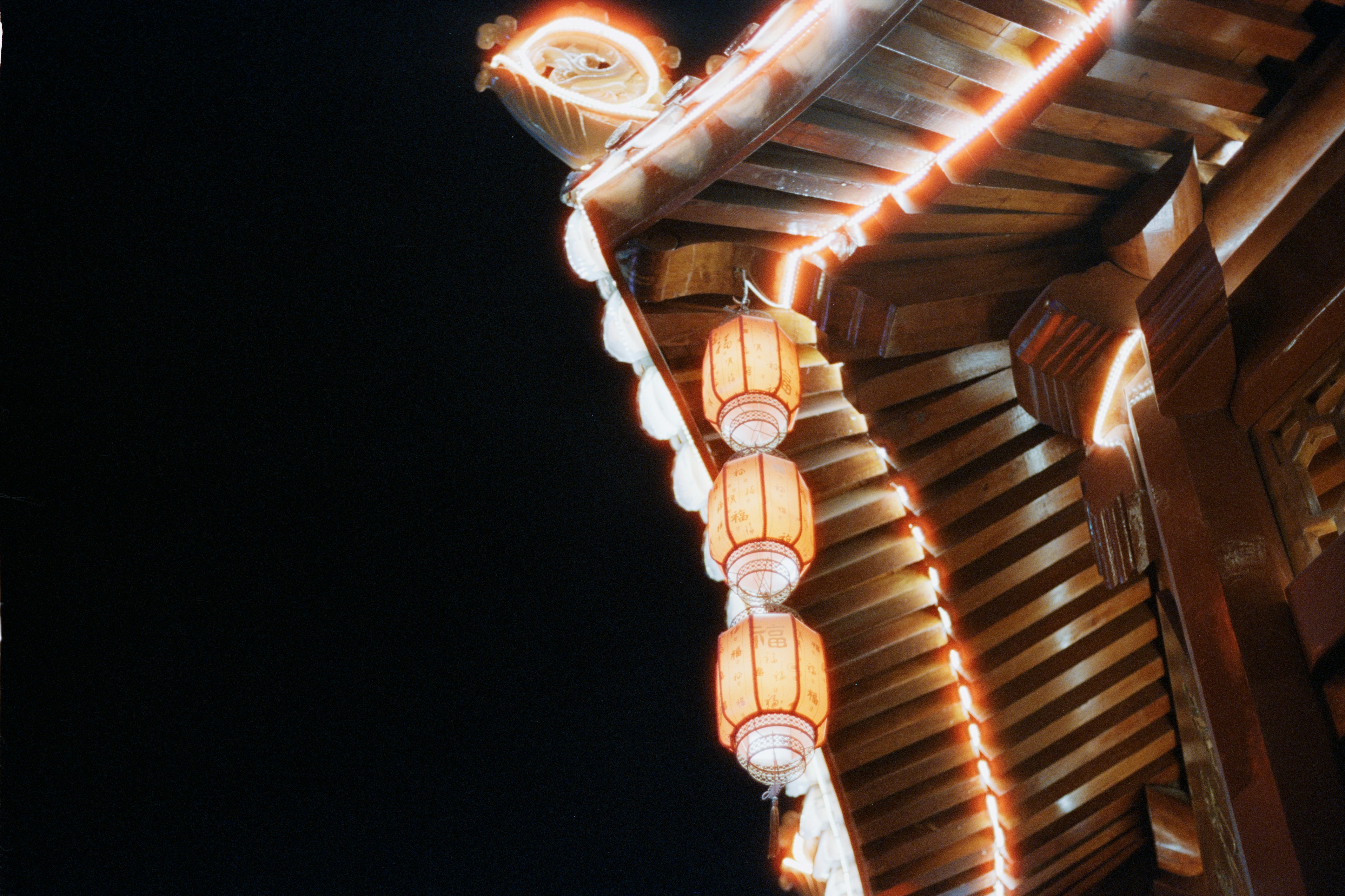 Traditional lanterns hang from a wooden roof at night. photo – Free Night  Image on Unsplash, image size:3000x2000