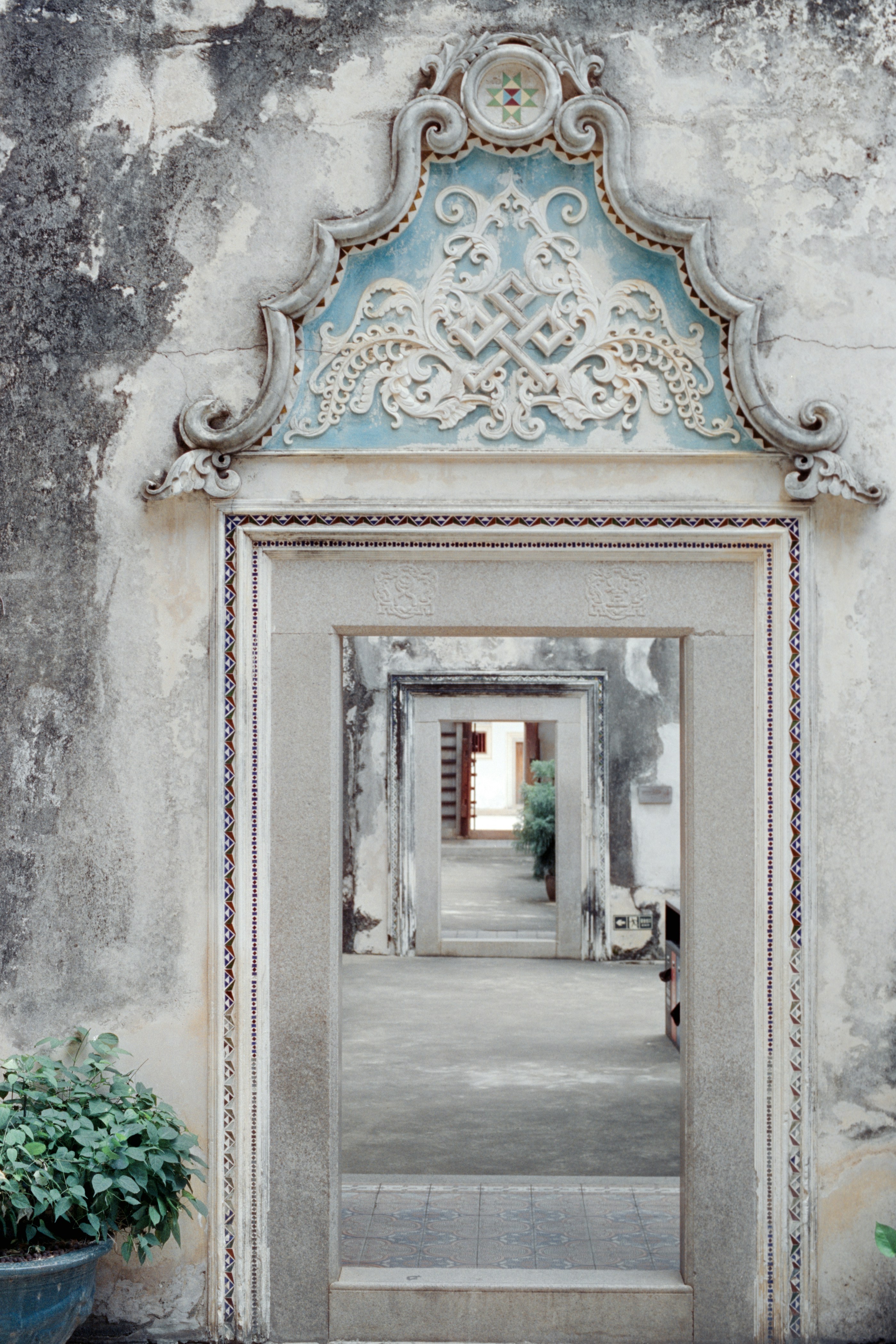 elegant entryway wallpaper, wallpaper, Entryway Chandelier: A Guide to Stylish Illumination 2