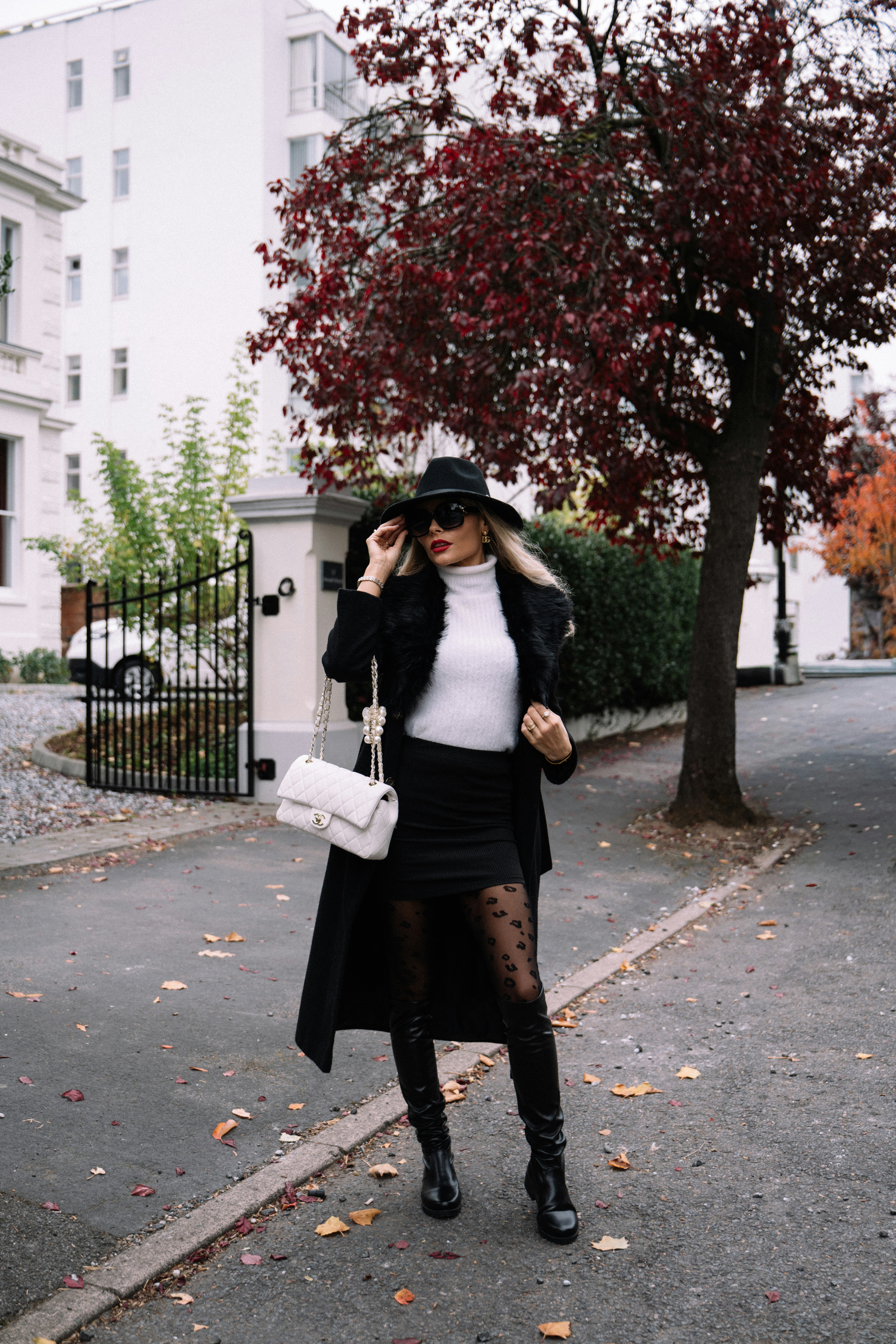 photo-1760264558913-397f57259abf?ixid=M3wxMjA3fDB8MXxzZWFyY2h8Mnx8aGFuZGJhZyUyMGZhc2hpb24lMjBndWlkZXxlbnwwfHx8fDE3NjYzMjE4NzN8MA\u0026ixlib=rb-4.1.0