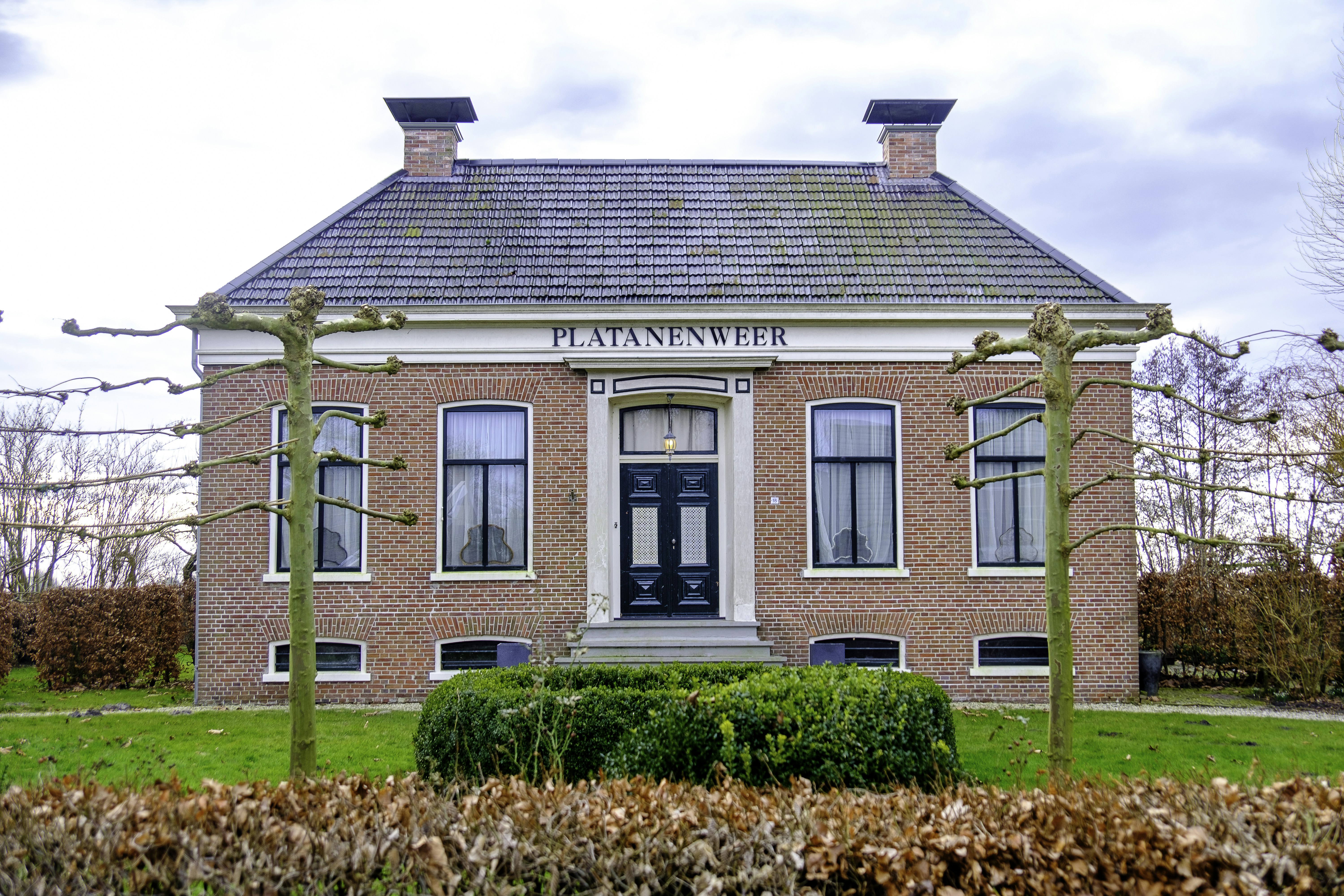 Propriedade rural com casa de tijolos vermelhos