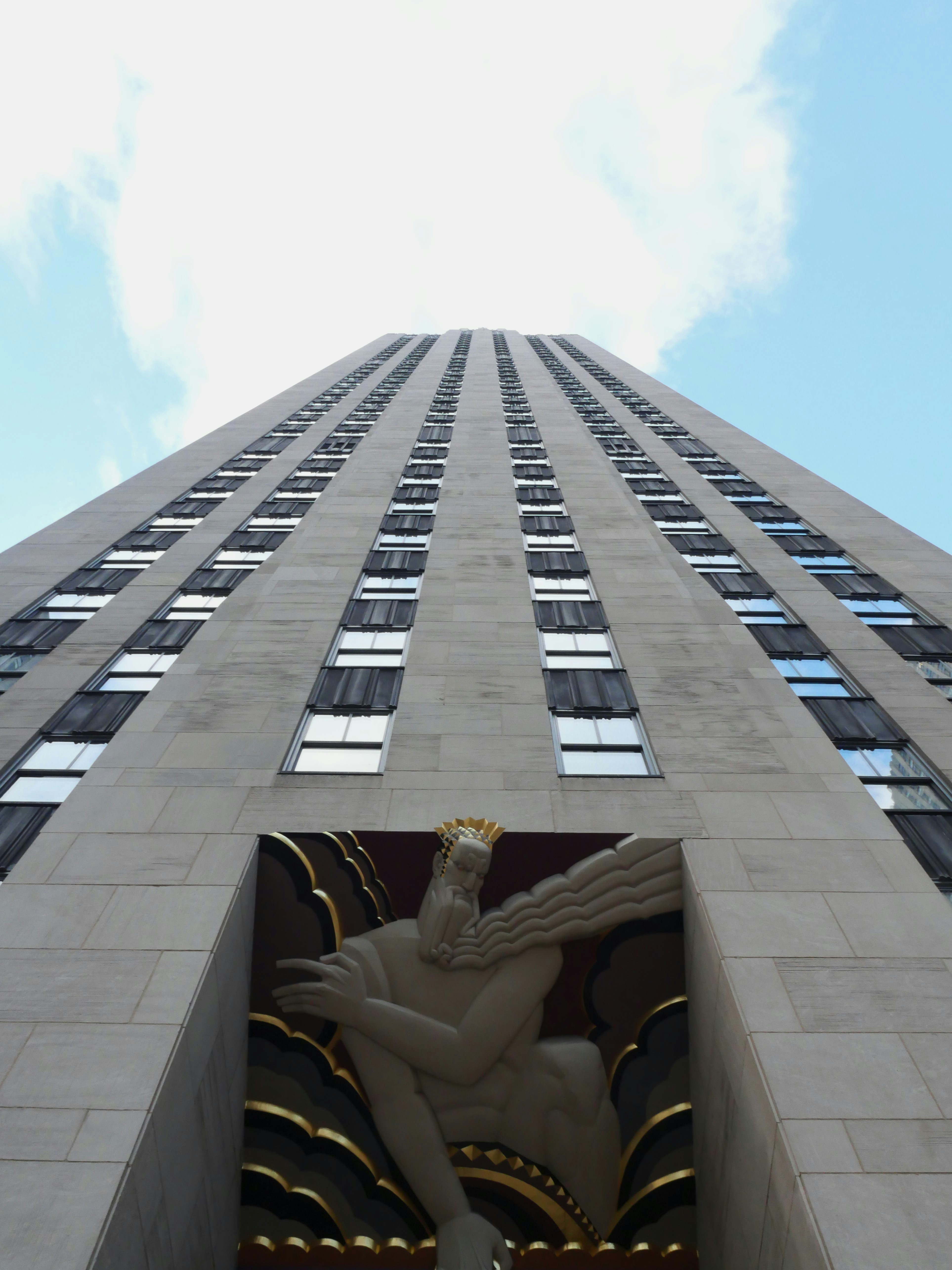 Mirando hacia un edificio alto con una estatua