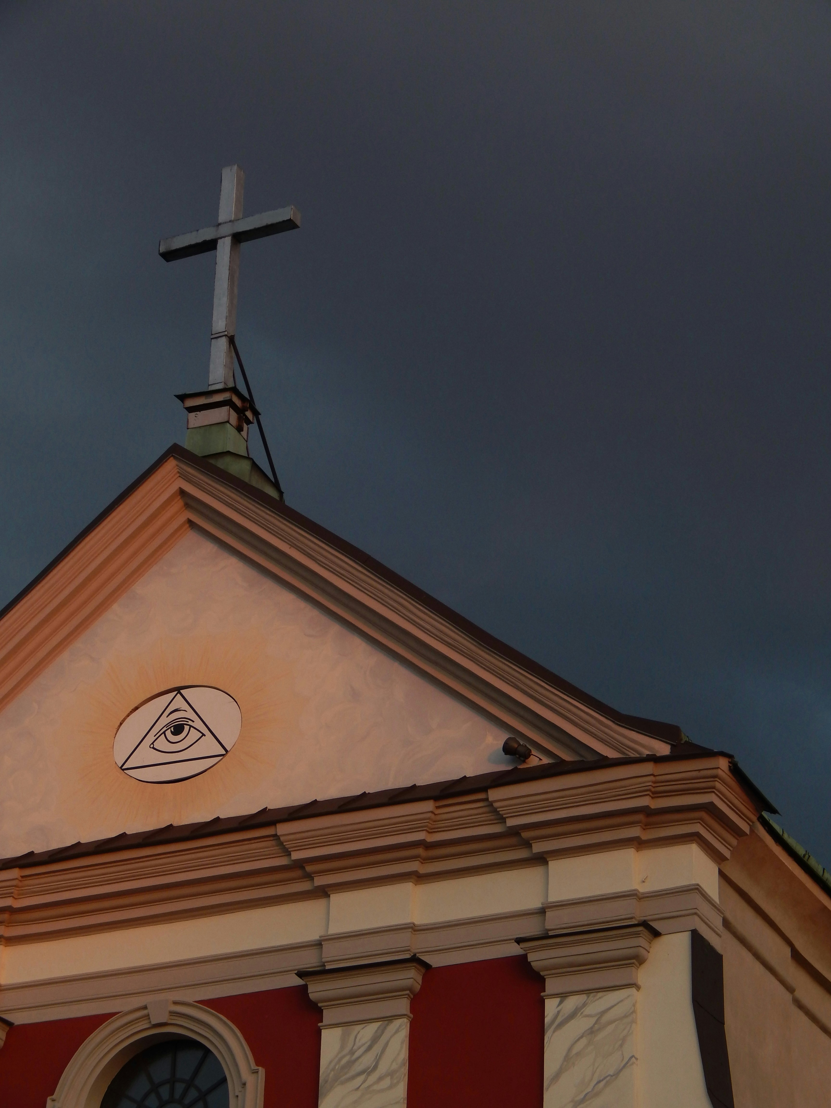 Atap gereja dengan simbol salib dan mata.