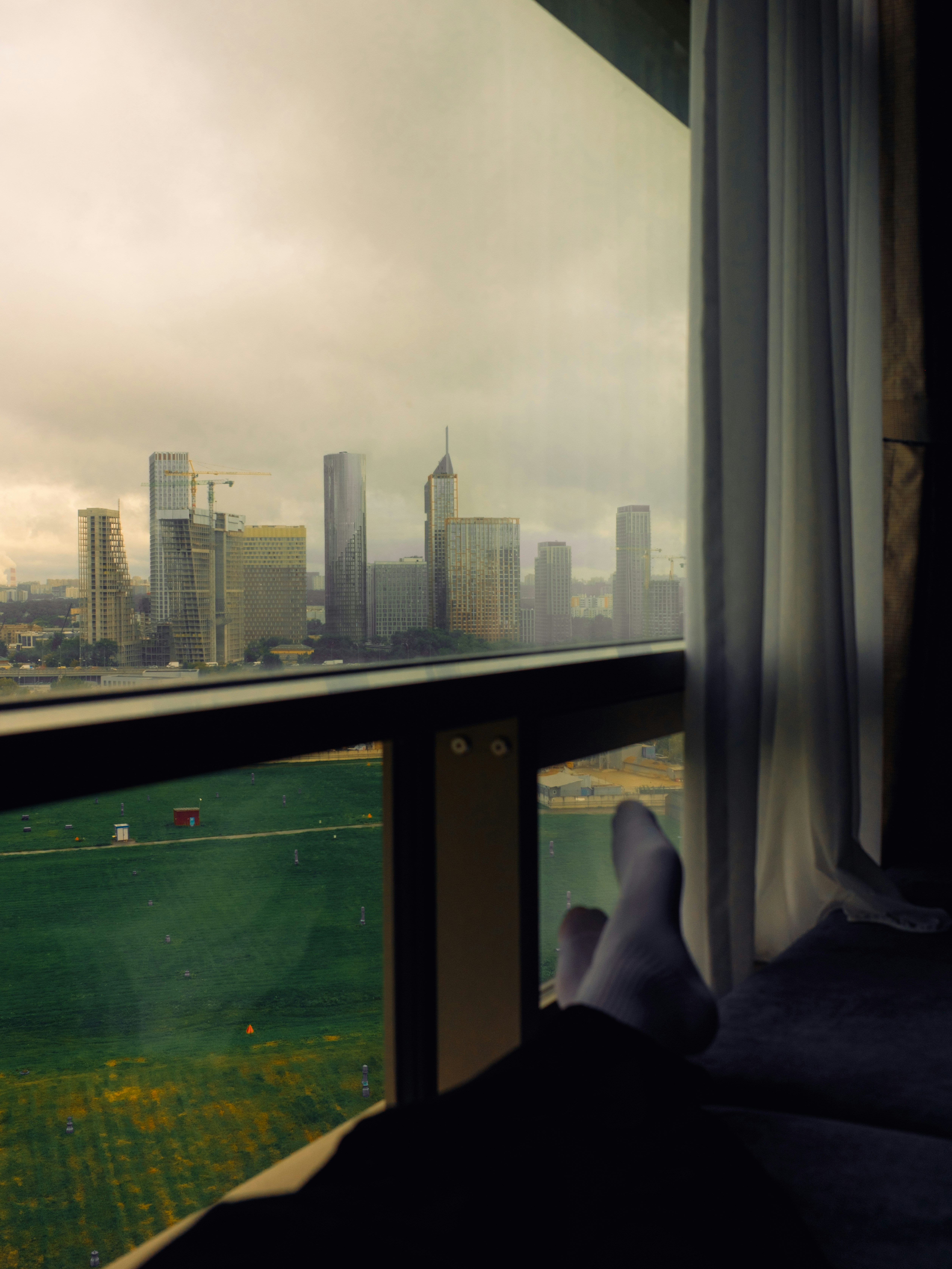Vista del horizonte de la ciudad desde la ventana de una habitación de hotel