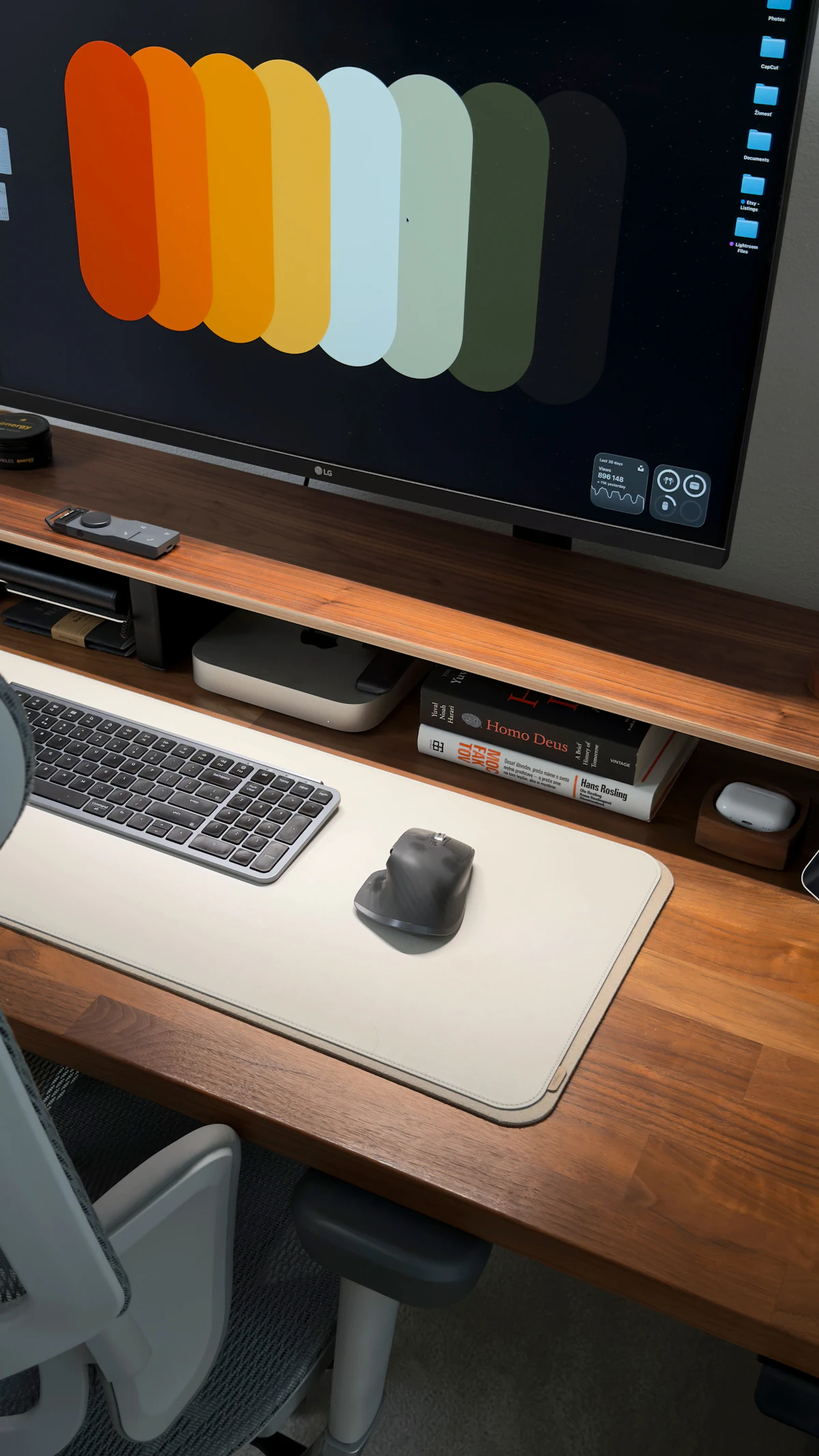 Puesto de trabajo moderno con computadora, monitor, teclado, mouse y accesorios ya integrados