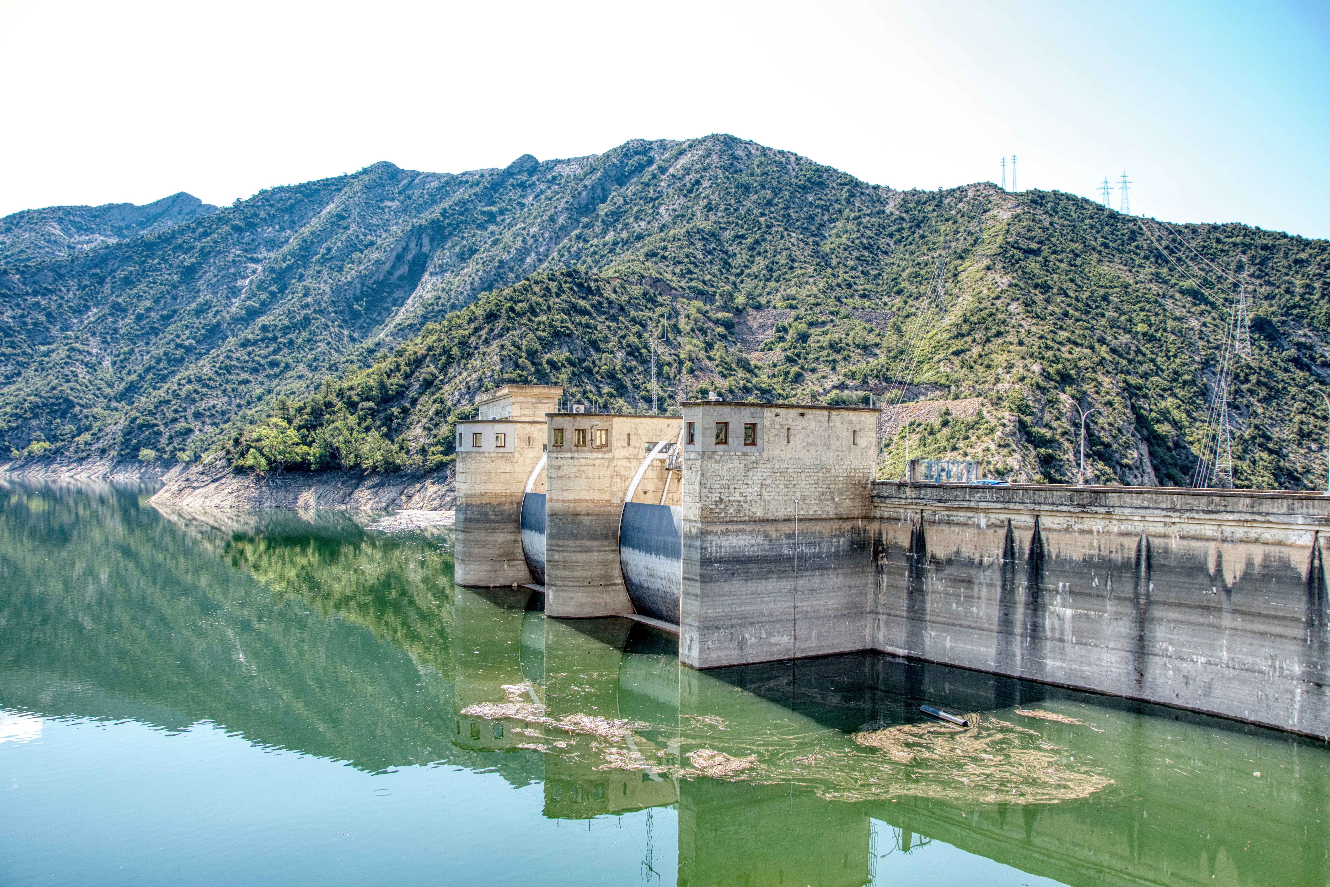 Un barrage en béton retenant une grande étendue d’eau.