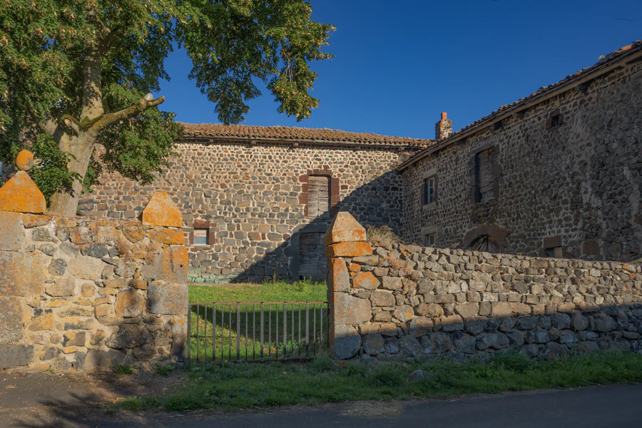 Façade en pierre restaurée — lumière du matin